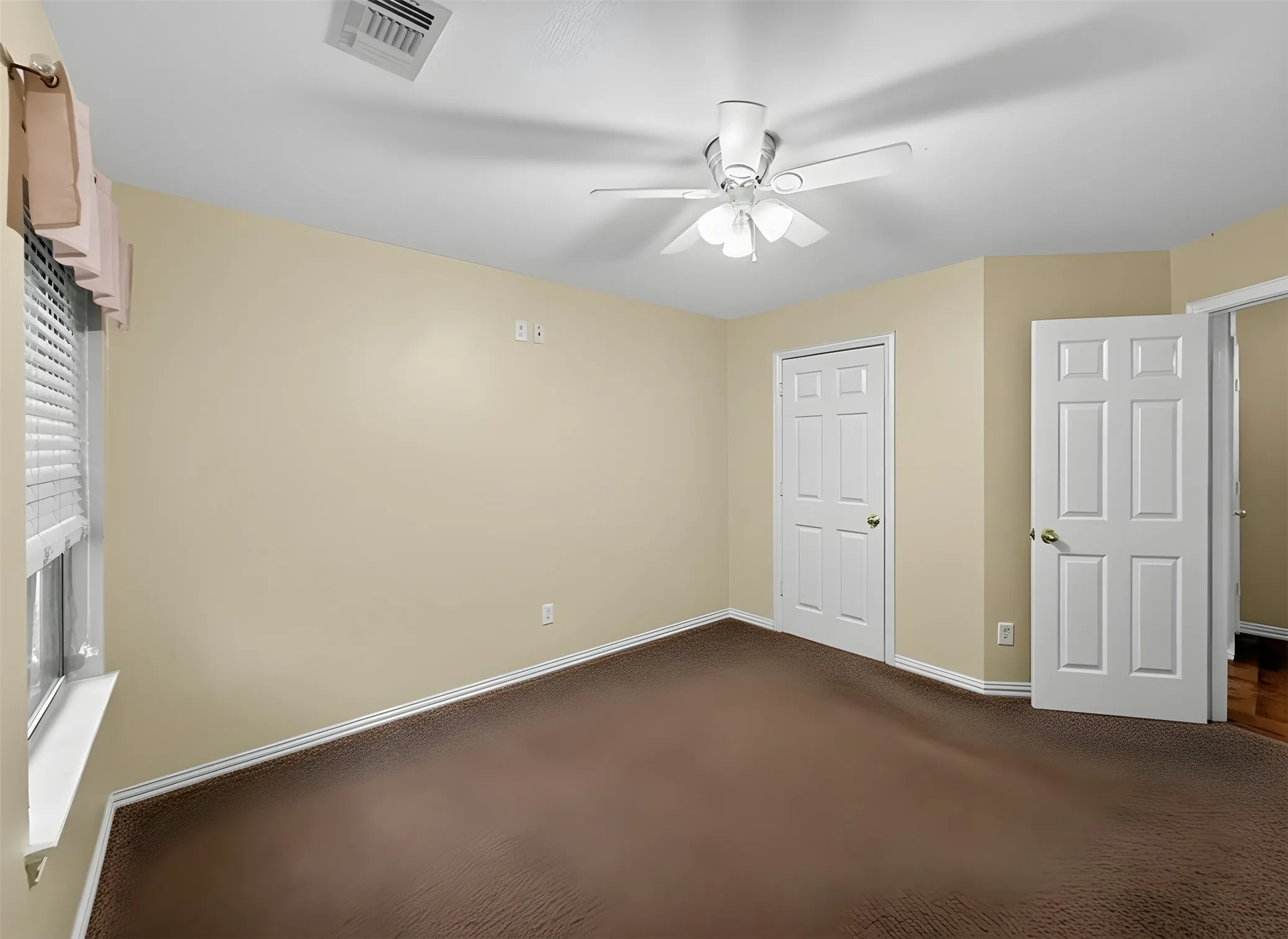 Single Family Residence For Sale in Denton County , 2025 Fair Oaks Circle, Corinth, Texas 76210, 4 Bedroom, 3 Bathroom, 2 Garage spaces, 3,400 Sqft, built in 1999, mls#21212363, Real Estate Agent in Corinth, Homes For Sale in Denton county, Homes For Sale in Corinth, Realtor in Corinth Texas, Real Estate Brokerage Independent Realty Texas, Luminita Cordes Realtor