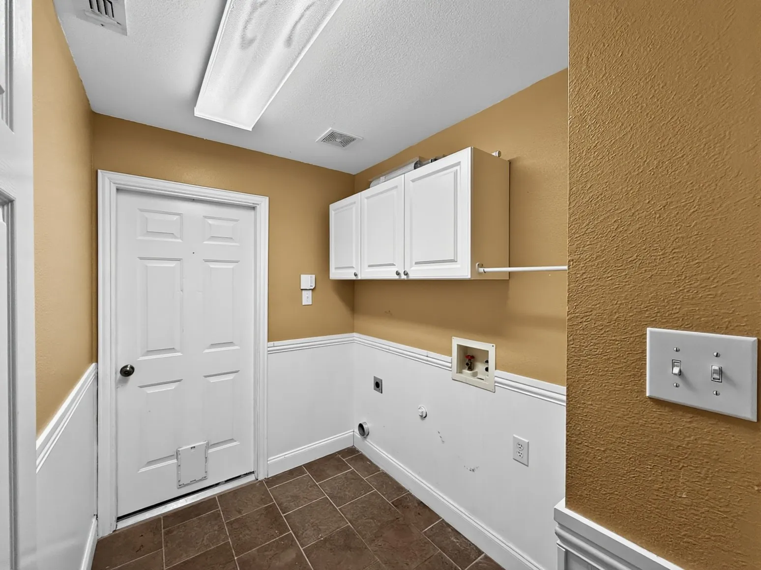 Single Family Residence For Sale in Denton County , 2025 Fair Oaks Circle, Corinth, Texas 76210, 4 Bedroom, 3 Bathroom, 2 Garage spaces, 3,400 Sqft, built in 1999, mls#21212363, Real Estate Agent in Corinth, Homes For Sale in Denton county, Homes For Sale in Corinth, Realtor in Corinth Texas, Real Estate Brokerage Independent Realty Texas, Luminita Cordes Realtor