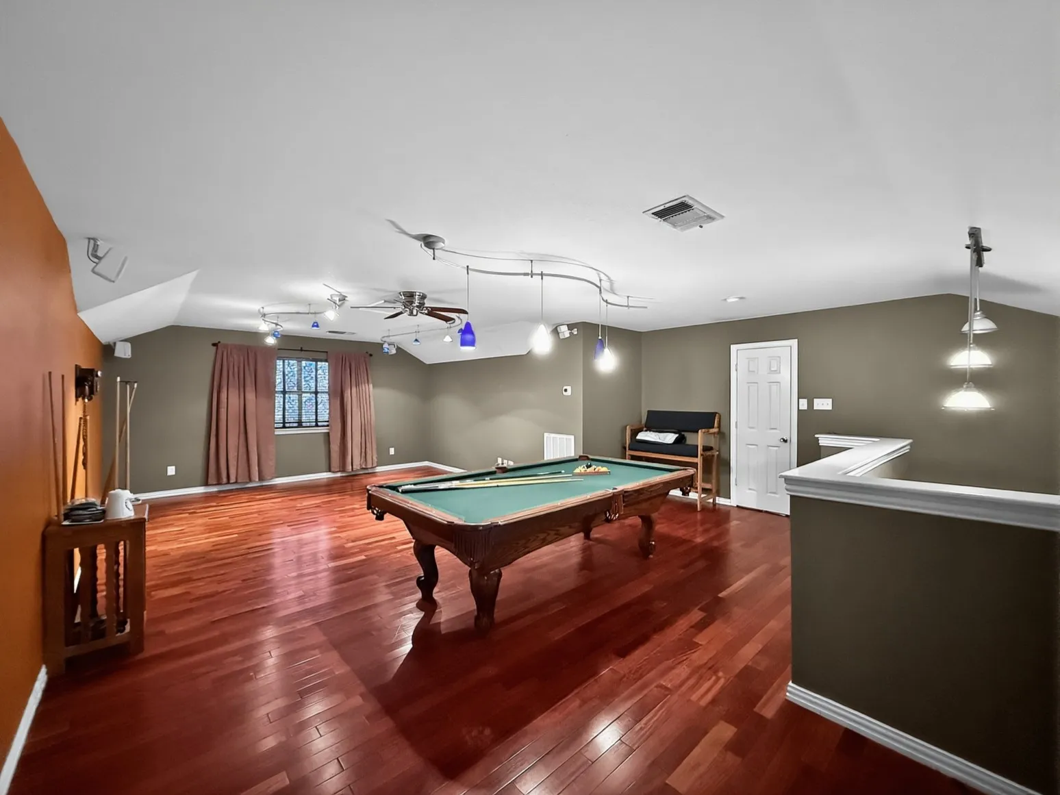 Single Family Residence For Sale in Denton County , 2025 Fair Oaks Circle, Corinth, Texas 76210, 4 Bedroom, 3 Bathroom, 2 Garage spaces, 3,400 Sqft, built in 1999, mls#21212363, Real Estate Agent in Corinth, Homes For Sale in Denton county, Homes For Sale in Corinth, Realtor in Corinth Texas, Real Estate Brokerage Independent Realty Texas, Luminita Cordes Realtor