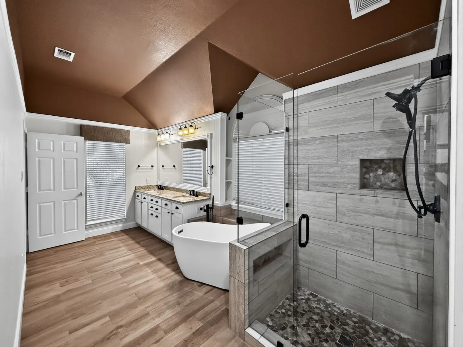 Single Family Residence For Sale in Denton County , 2025 Fair Oaks Circle, Corinth, Texas 76210, 4 Bedroom, 3 Bathroom, 2 Garage spaces, 3,400 Sqft, built in 1999, mls#21212363, Real Estate Agent in Corinth, Homes For Sale in Denton county, Homes For Sale in Corinth, Realtor in Corinth Texas, Real Estate Brokerage Independent Realty Texas, Luminita Cordes Realtor