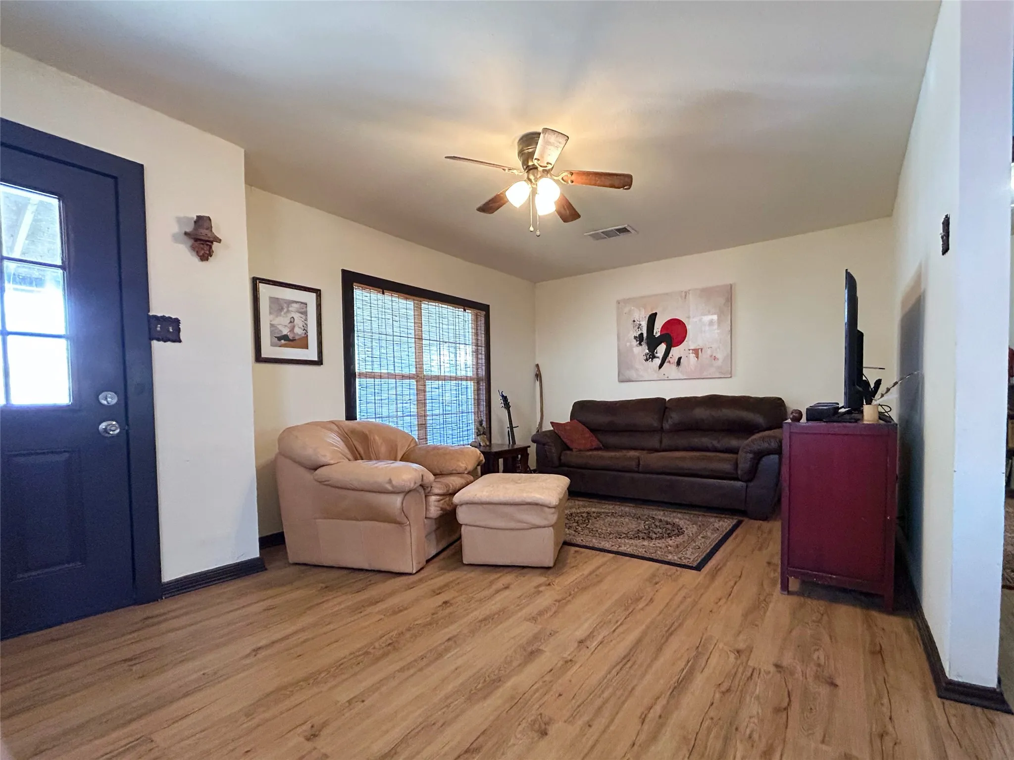 living room with no carpet and easy access to dining and kitchen - 516 harlem, waco, tx 76704