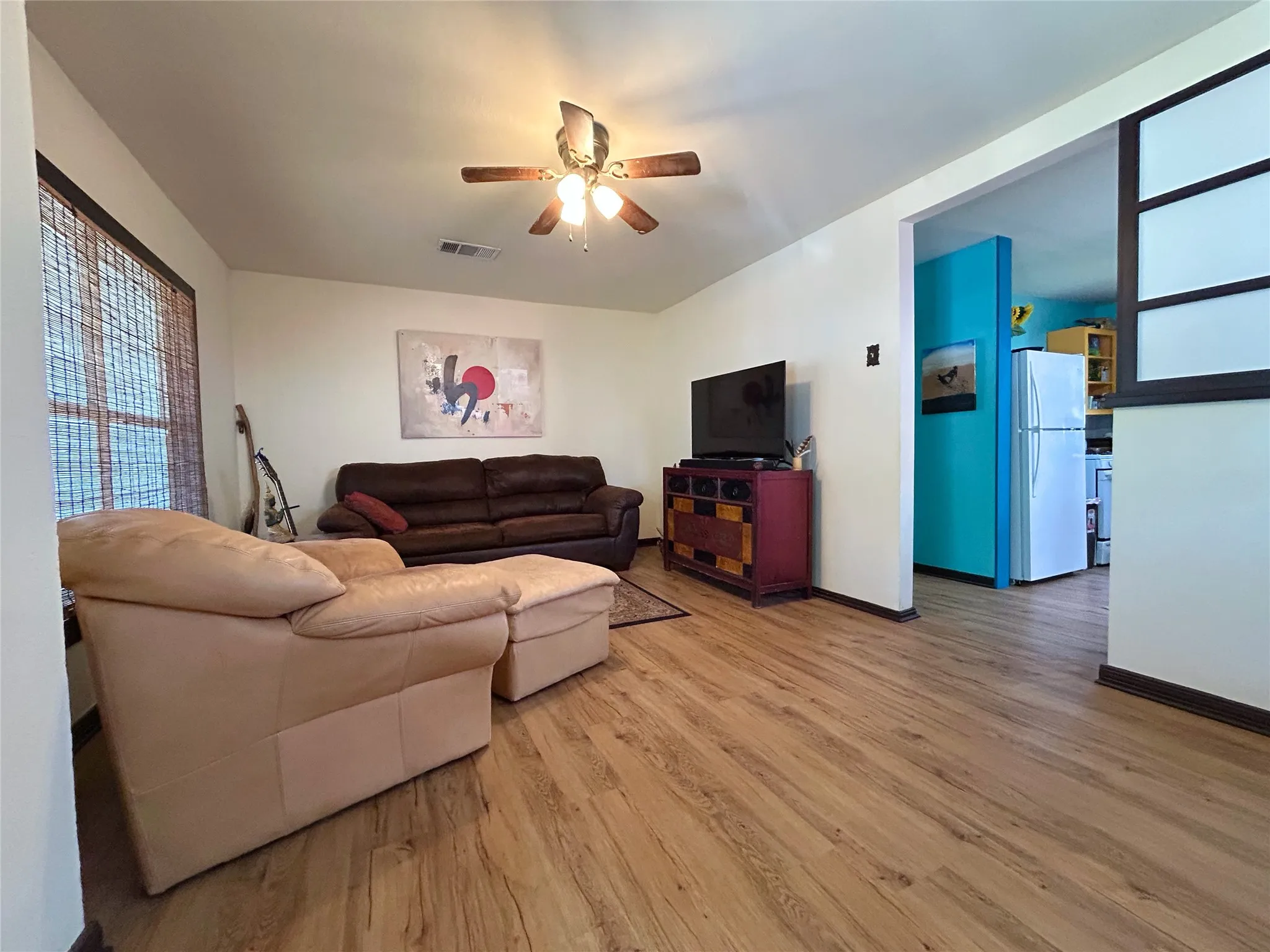 living room with no carpet and easy access to dining and kitchen - 516 harlem, waco, tx 76704