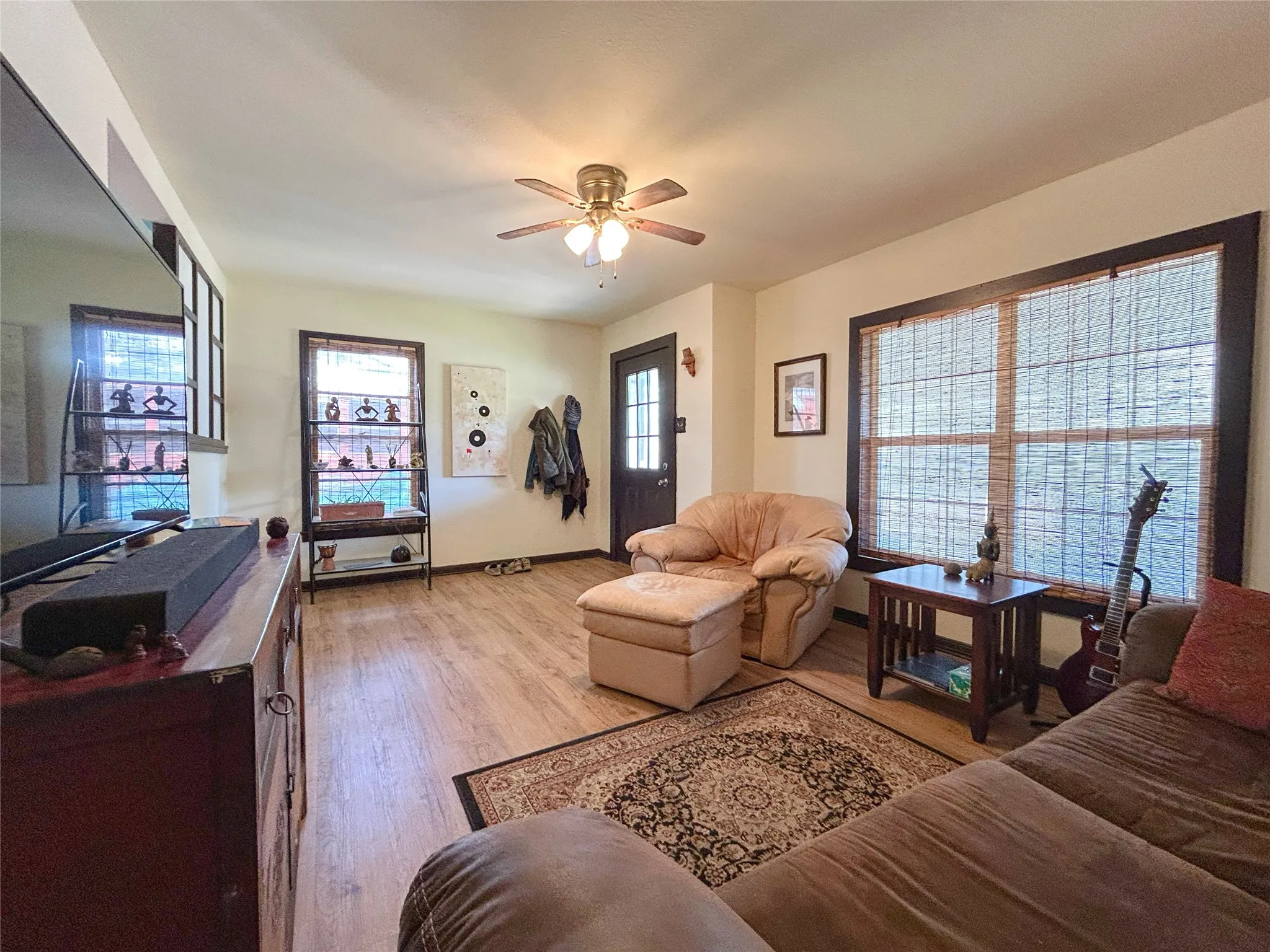 living room with no carpet and easy access to dining and kitchen - 516 harlem, waco, tx 76704