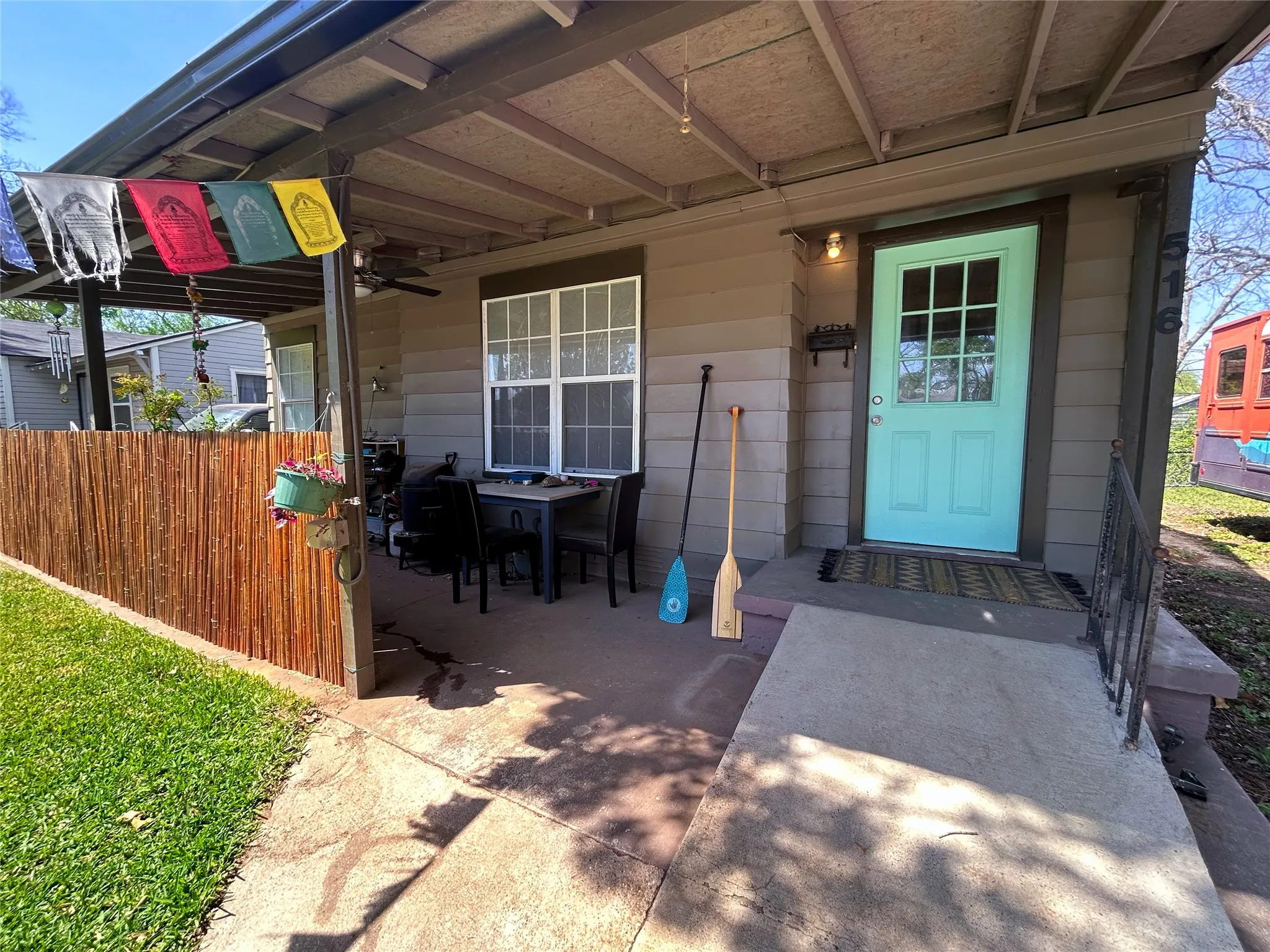maintained 2 bedroom bungalow close to downtown, baylor university and cameron park, farmers market, bosque river with covered front porch - 516 harlem, waco, texas 76704