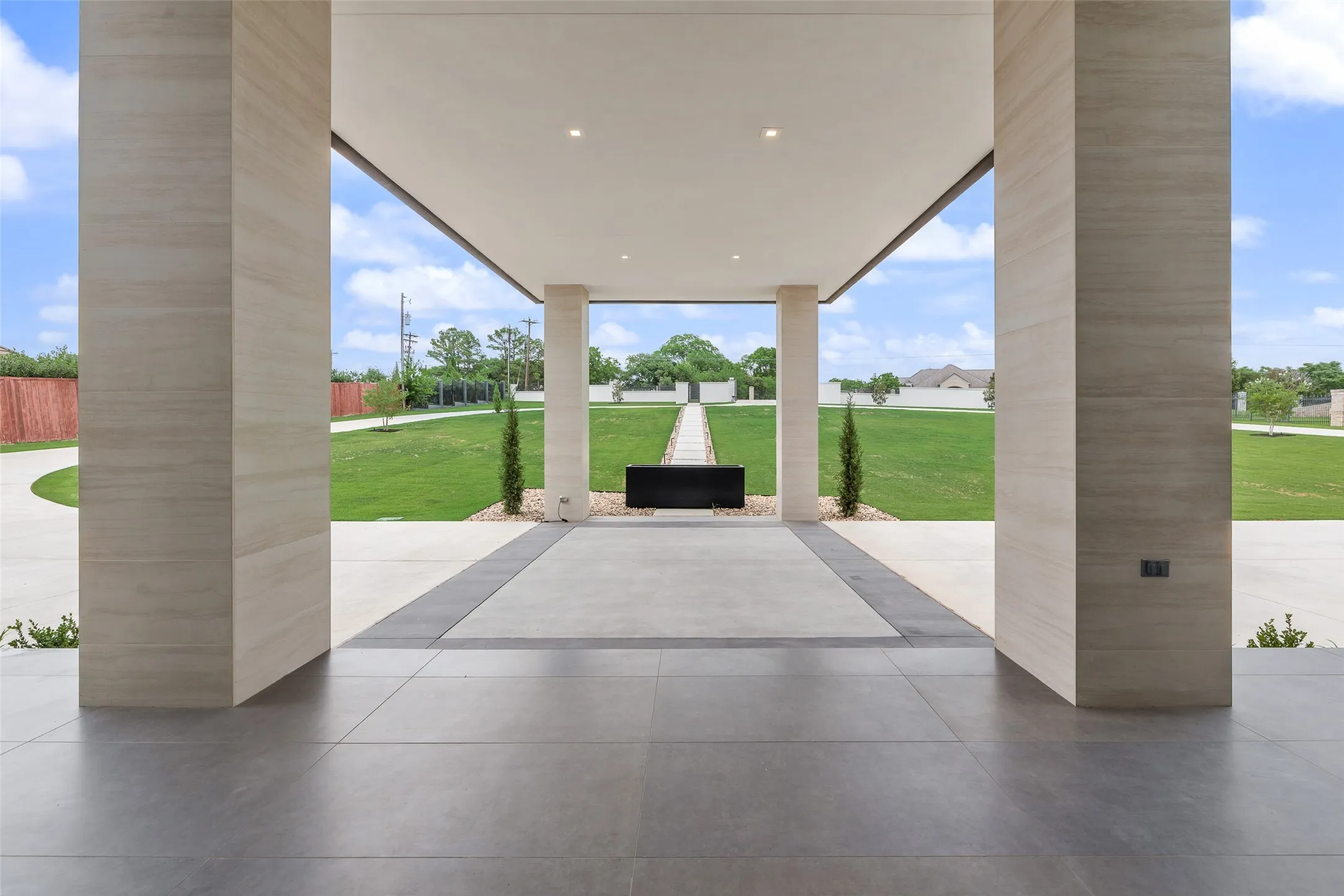 Porte cochere