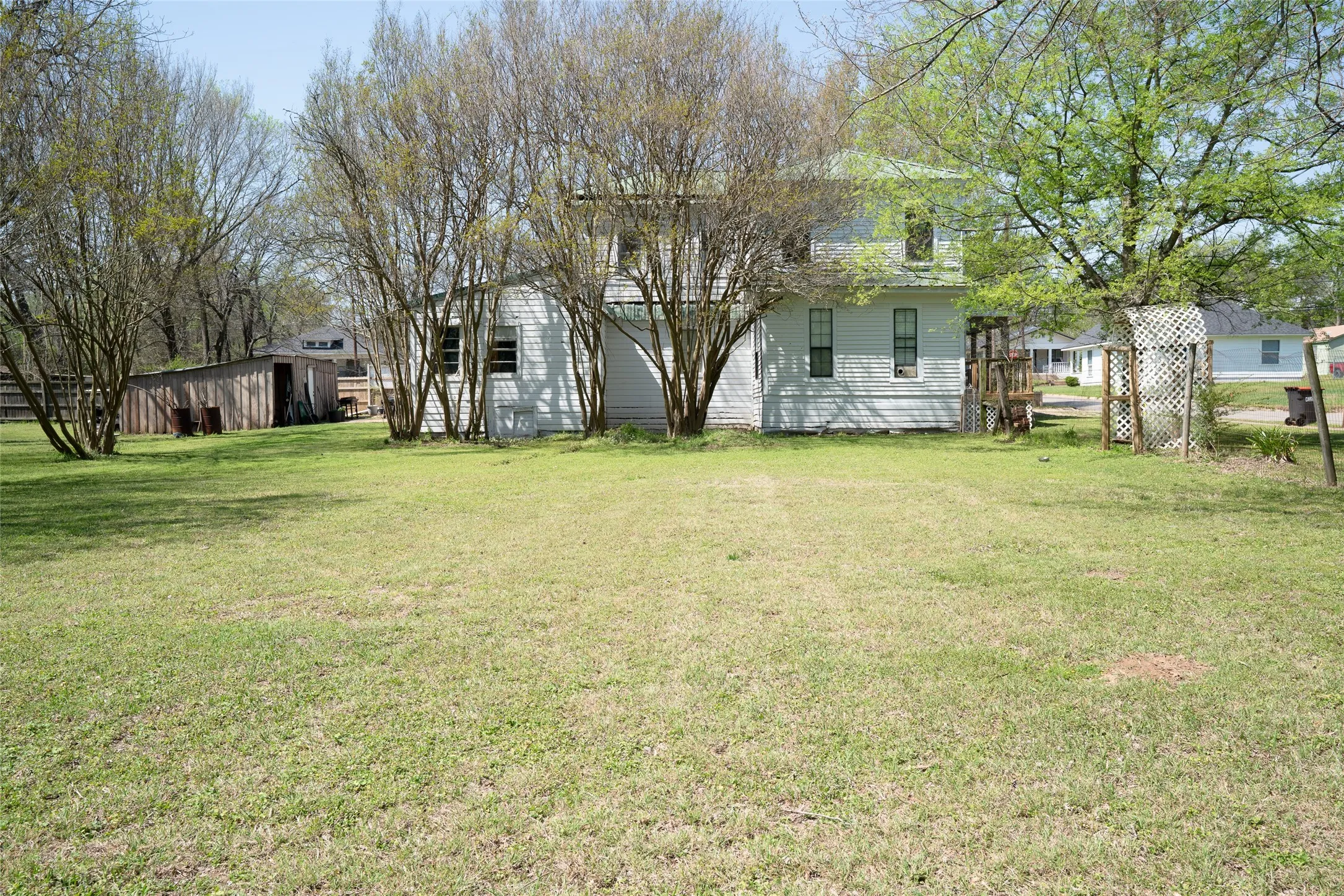 Single Family Residence For Sale in Lamar County , 631 W Austin, Paris, Texas 75460, 5 Bedroom, 4 Bathroom, Garage spaces, 4,065 Sqft, built in 1940, mls#21217625, Real Estate Agent in Paris, Homes For Sale in Lamar county, Homes For Sale in Paris, Realtor in Paris Texas, Real Estate Brokerage Independent Realty Texas, Luminita Cordes Realtor