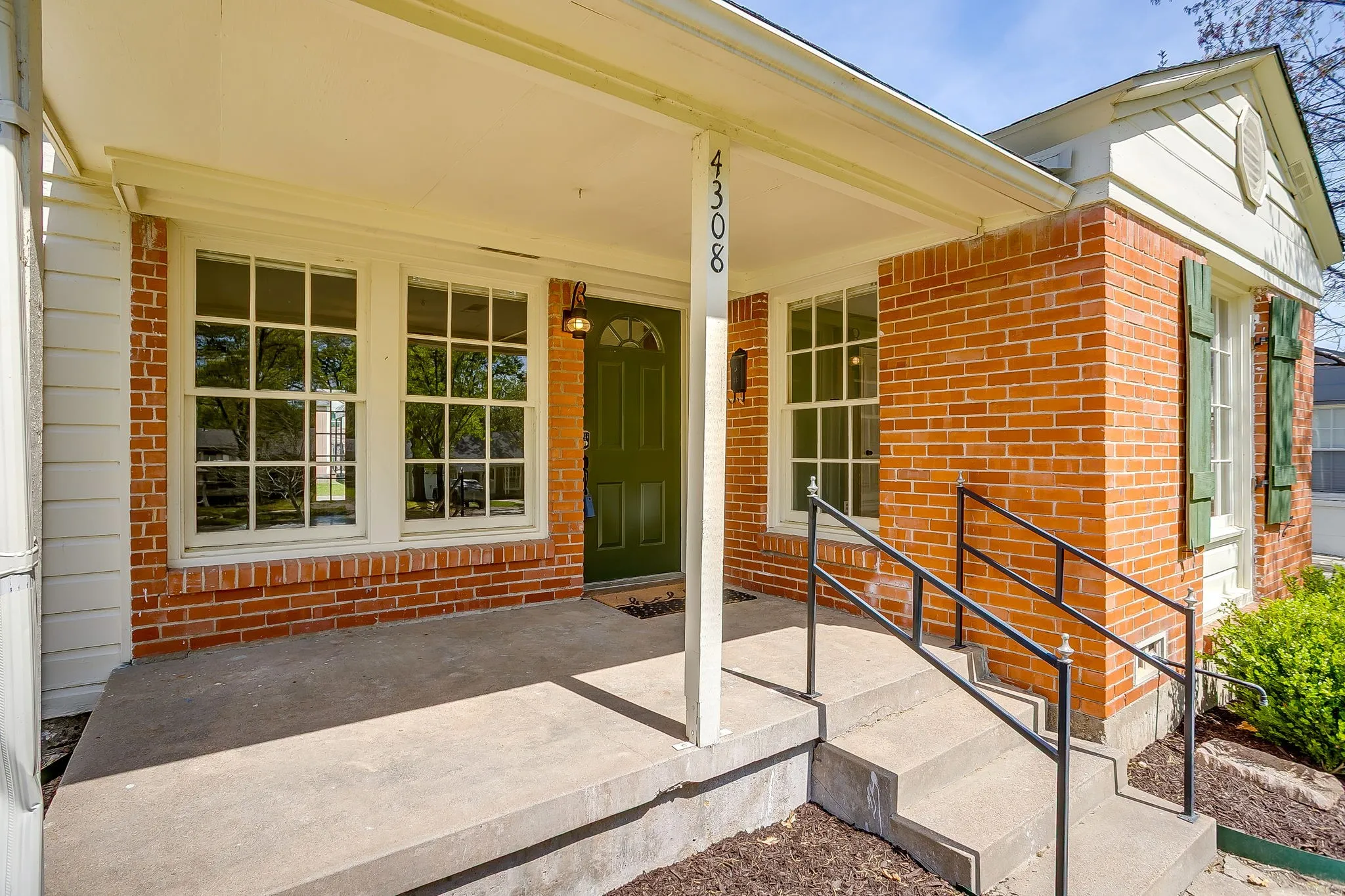 Single Family Residence For Sale in Tarrant County , 4308 Curzon Avenue, Fort Worth, Texas 76107, 2 Bedroom, 1 Bathroom, 1 Garage spaces, 895 Sqft, built in 1942, mls#21201604, Real Estate Agent in Fort Worth, Homes For Sale in Tarrant county, Homes For Sale in Fort Worth, Realtor in Fort Worth Texas, Real Estate Brokerage Independent Realty Texas, Luminita Cordes Realtor