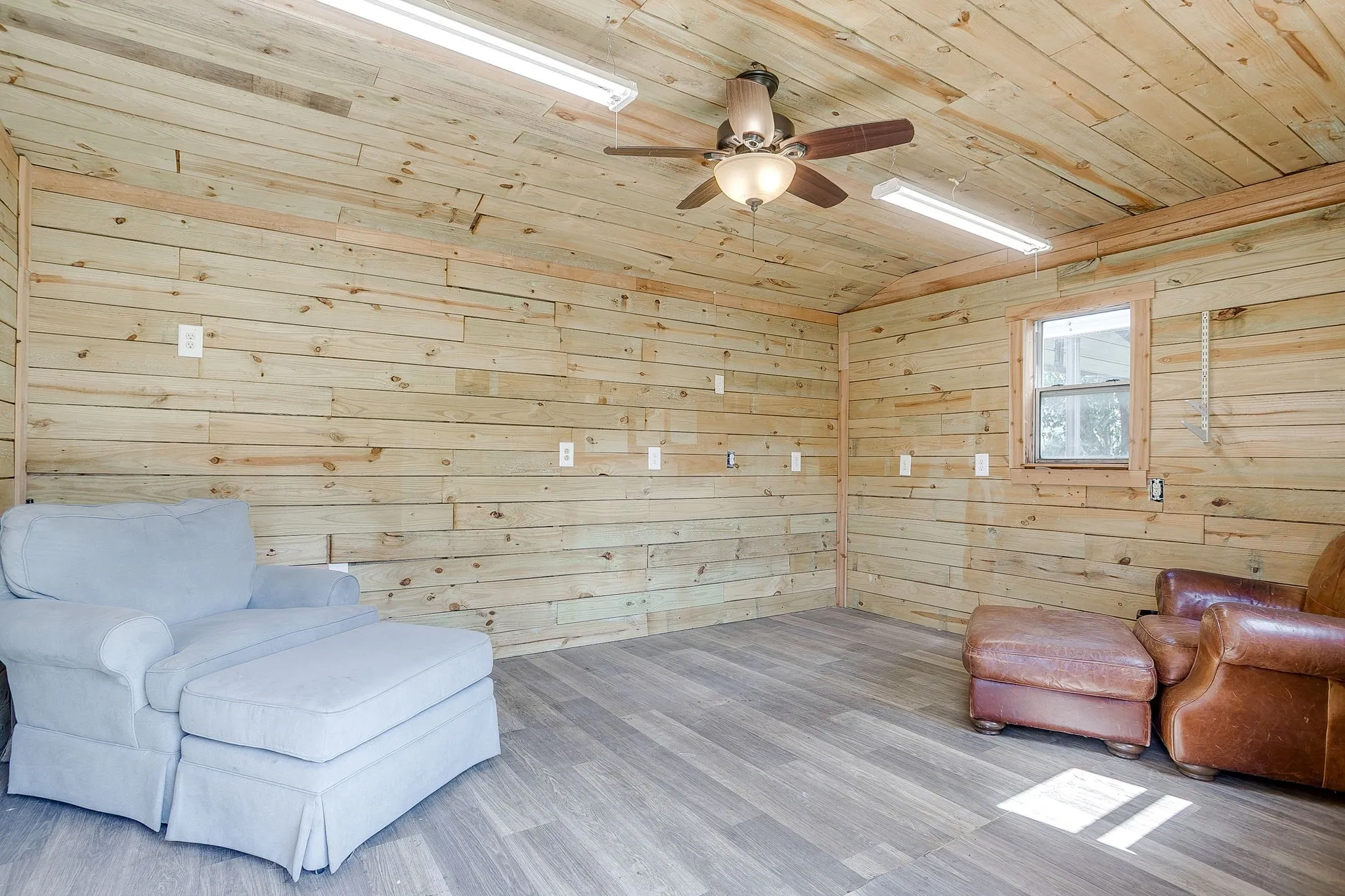 Single Family Residence For Sale in Tarrant County , 4308 Curzon Avenue, Fort Worth, Texas 76107, 2 Bedroom, 1 Bathroom, 1 Garage spaces, 895 Sqft, built in 1942, mls#21201604, Real Estate Agent in Fort Worth, Homes For Sale in Tarrant county, Homes For Sale in Fort Worth, Realtor in Fort Worth Texas, Real Estate Brokerage Independent Realty Texas, Luminita Cordes Realtor