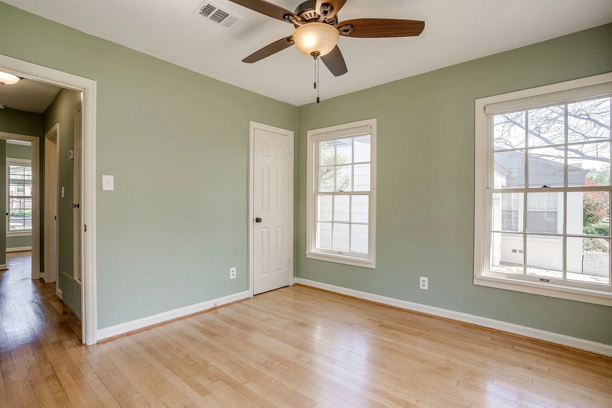 Single Family Residence For Sale in Tarrant County , 4308 Curzon Avenue, Fort Worth, Texas 76107, 2 Bedroom, 1 Bathroom, 1 Garage spaces, 895 Sqft, built in 1942, mls#21201604, Real Estate Agent in Fort Worth, Homes For Sale in Tarrant county, Homes For Sale in Fort Worth, Realtor in Fort Worth Texas, Real Estate Brokerage Independent Realty Texas, Luminita Cordes Realtor