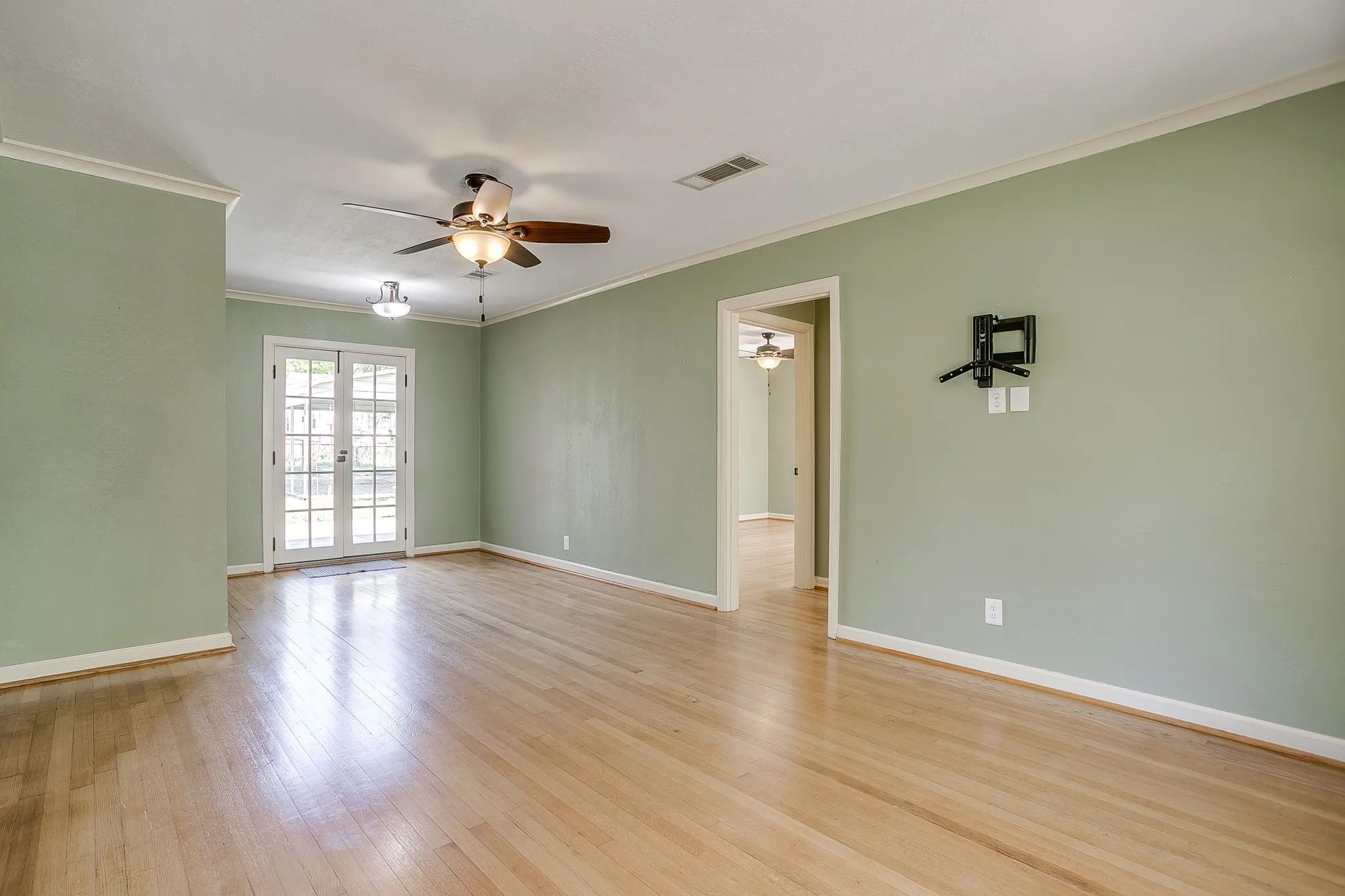 Single Family Residence For Sale in Tarrant County , 4308 Curzon Avenue, Fort Worth, Texas 76107, 2 Bedroom, 1 Bathroom, 1 Garage spaces, 895 Sqft, built in 1942, mls#21201604, Real Estate Agent in Fort Worth, Homes For Sale in Tarrant county, Homes For Sale in Fort Worth, Realtor in Fort Worth Texas, Real Estate Brokerage Independent Realty Texas, Luminita Cordes Realtor