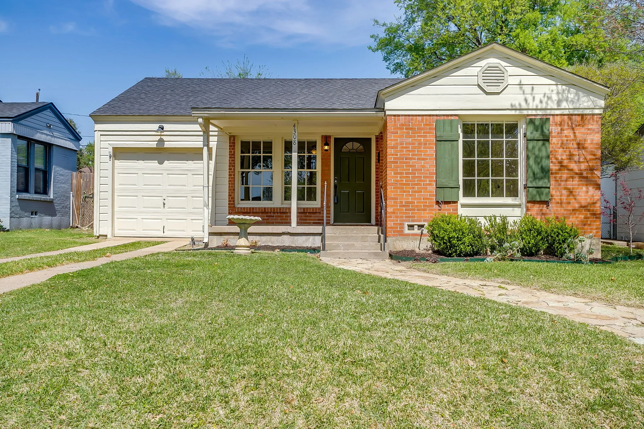 Single Family Residence For Sale in Tarrant County , 4308 Curzon Avenue, Fort Worth, Texas 76107, 2 Bedroom, 1 Bathroom, 1 Garage spaces, 895 Sqft, built in 1942, mls#21201604, Real Estate Agent in Fort Worth, Homes For Sale in Tarrant county, Homes For Sale in Fort Worth, Realtor in Fort Worth Texas, Real Estate Brokerage Independent Realty Texas, Luminita Cordes Realtor