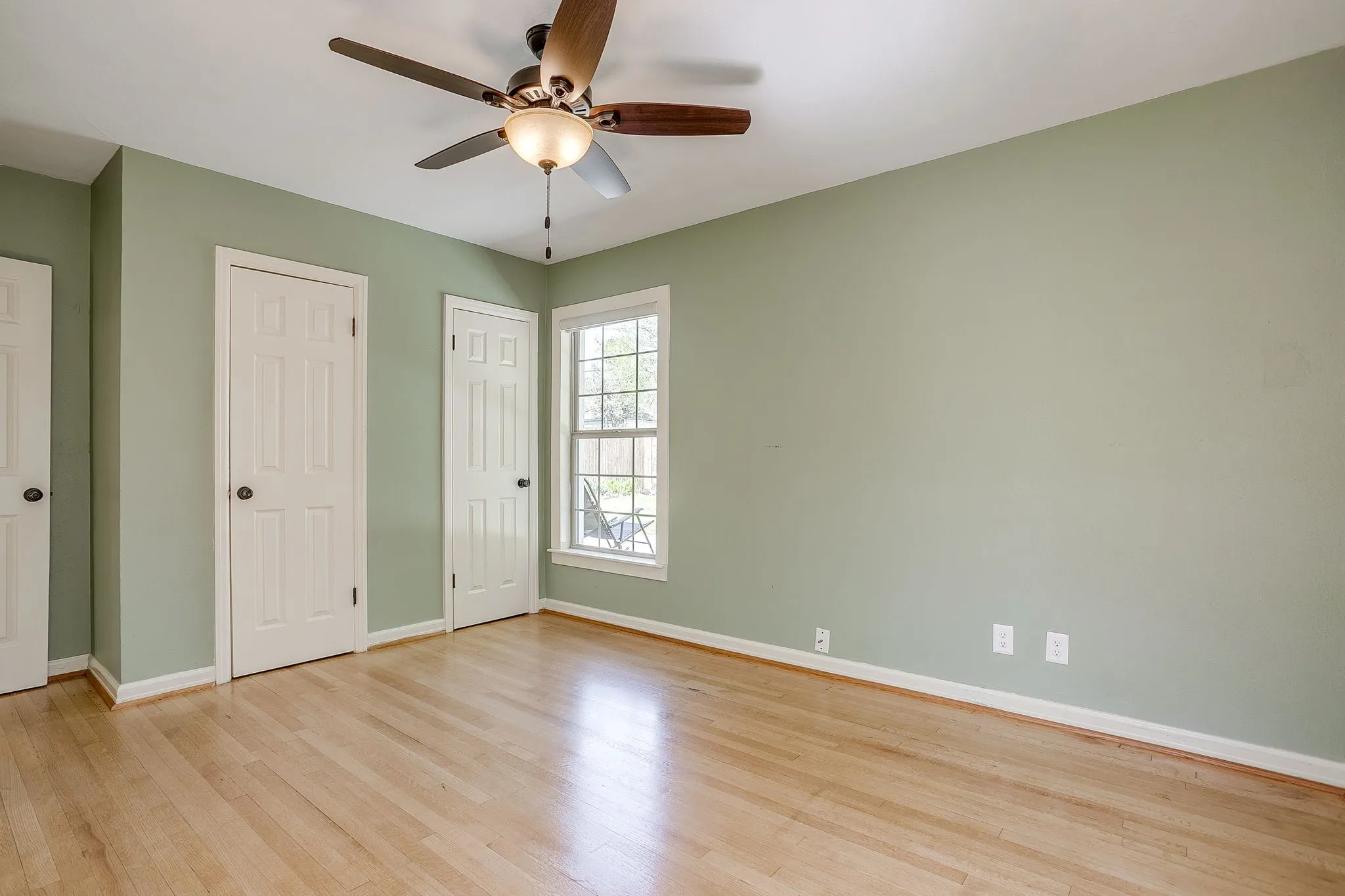 Single Family Residence For Sale in Tarrant County , 4308 Curzon Avenue, Fort Worth, Texas 76107, 2 Bedroom, 1 Bathroom, 1 Garage spaces, 895 Sqft, built in 1942, mls#21201604, Real Estate Agent in Fort Worth, Homes For Sale in Tarrant county, Homes For Sale in Fort Worth, Realtor in Fort Worth Texas, Real Estate Brokerage Independent Realty Texas, Luminita Cordes Realtor