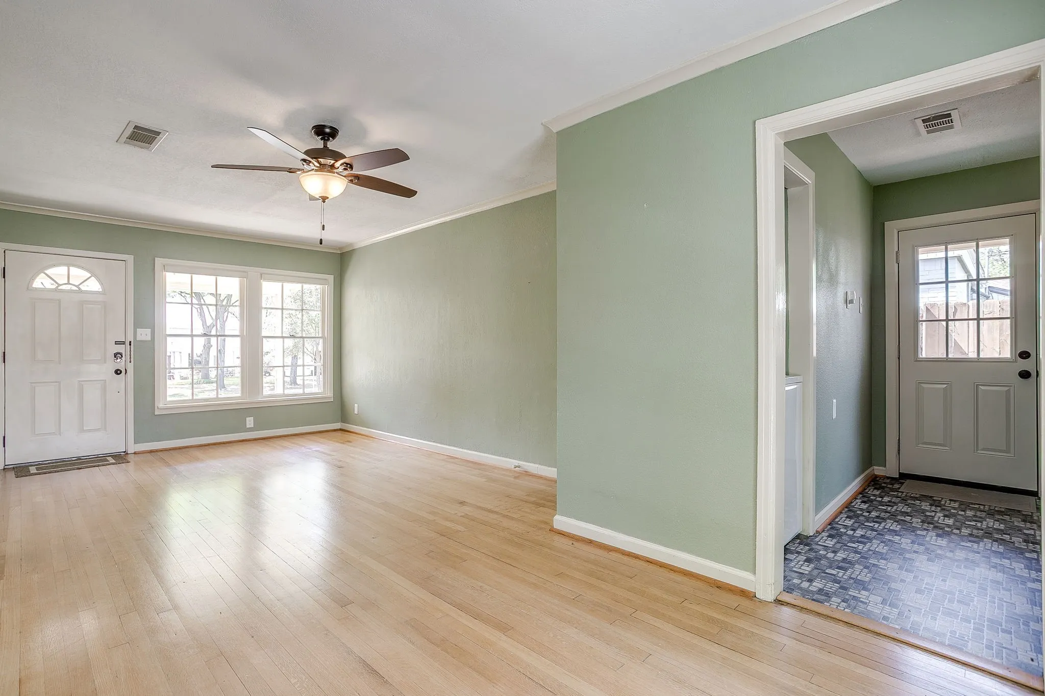 Single Family Residence For Sale in Tarrant County , 4308 Curzon Avenue, Fort Worth, Texas 76107, 2 Bedroom, 1 Bathroom, 1 Garage spaces, 895 Sqft, built in 1942, mls#21201604, Real Estate Agent in Fort Worth, Homes For Sale in Tarrant county, Homes For Sale in Fort Worth, Realtor in Fort Worth Texas, Real Estate Brokerage Independent Realty Texas, Luminita Cordes Realtor