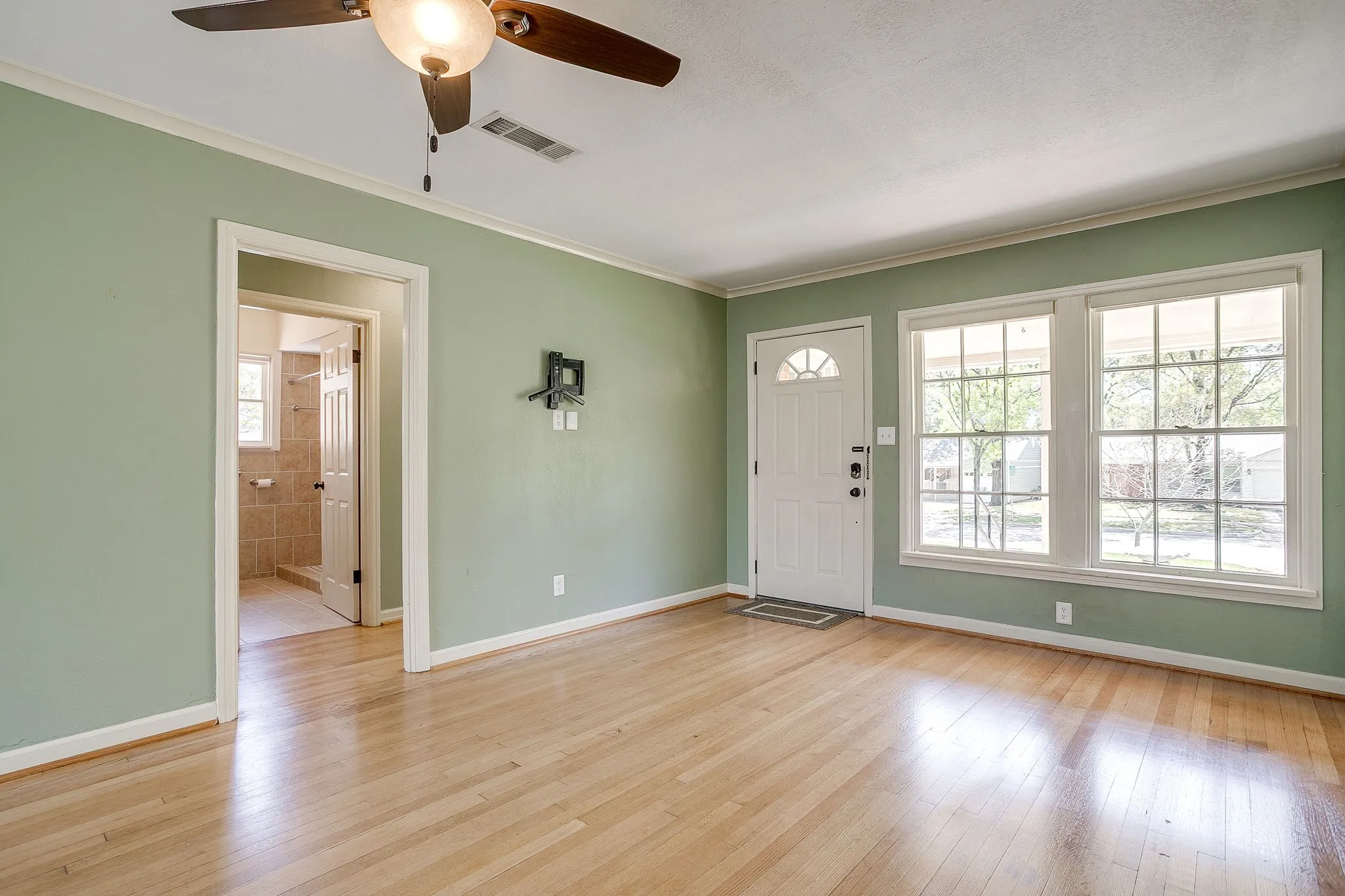 Single Family Residence For Sale in Tarrant County , 4308 Curzon Avenue, Fort Worth, Texas 76107, 2 Bedroom, 1 Bathroom, 1 Garage spaces, 895 Sqft, built in 1942, mls#21201604, Real Estate Agent in Fort Worth, Homes For Sale in Tarrant county, Homes For Sale in Fort Worth, Realtor in Fort Worth Texas, Real Estate Brokerage Independent Realty Texas, Luminita Cordes Realtor