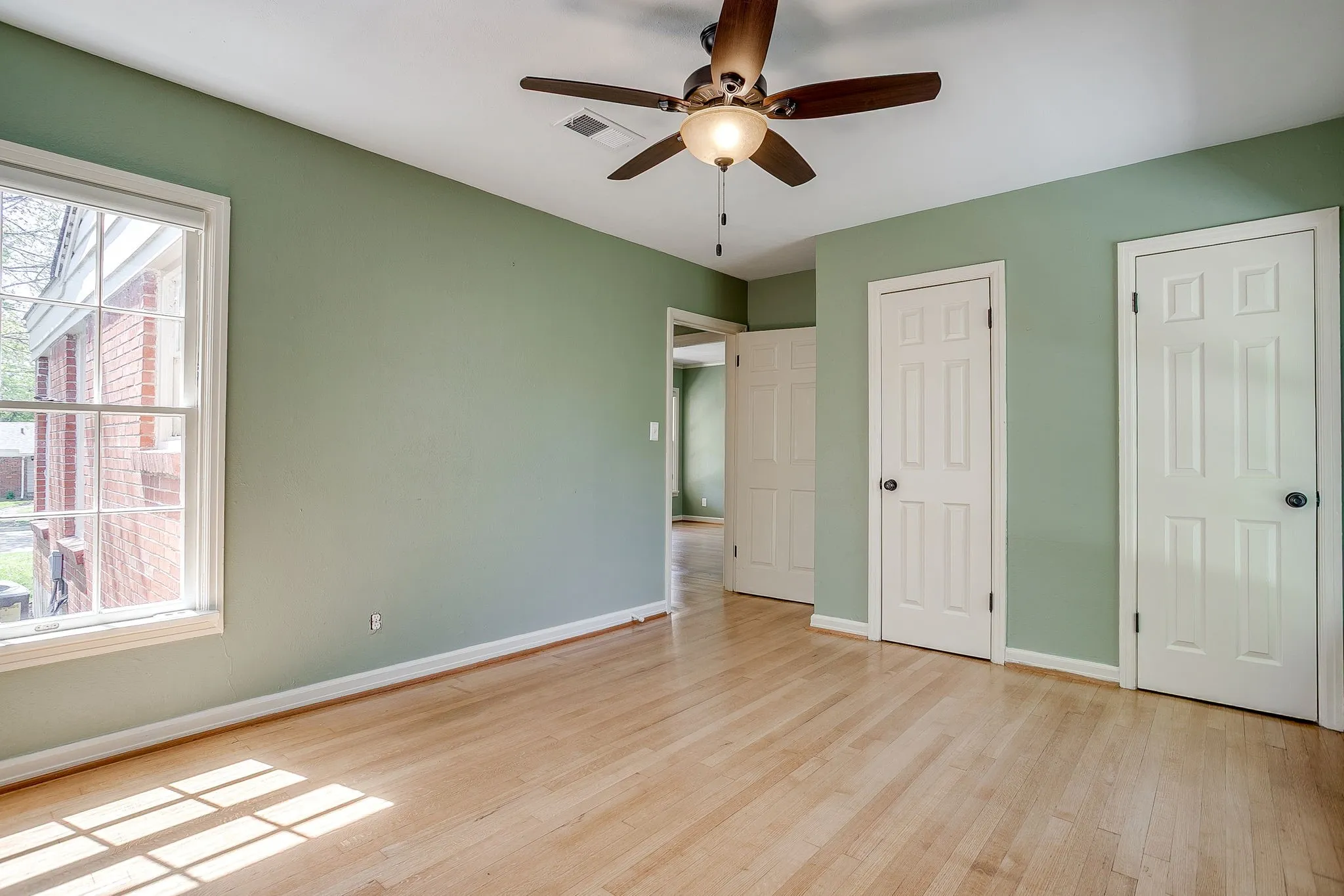 Single Family Residence For Sale in Tarrant County , 4308 Curzon Avenue, Fort Worth, Texas 76107, 2 Bedroom, 1 Bathroom, 1 Garage spaces, 895 Sqft, built in 1942, mls#21201604, Real Estate Agent in Fort Worth, Homes For Sale in Tarrant county, Homes For Sale in Fort Worth, Realtor in Fort Worth Texas, Real Estate Brokerage Independent Realty Texas, Luminita Cordes Realtor