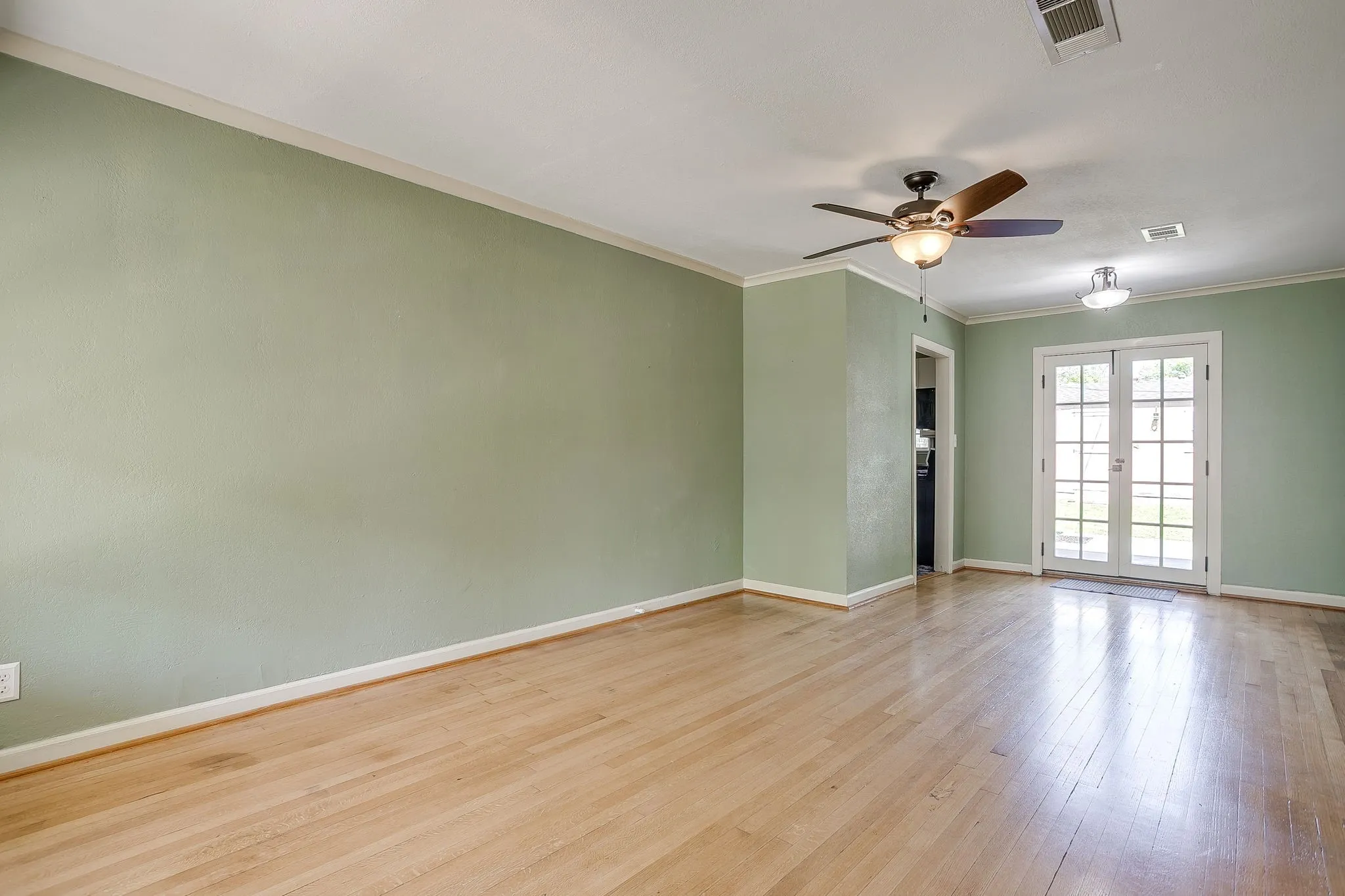 Single Family Residence For Sale in Tarrant County , 4308 Curzon Avenue, Fort Worth, Texas 76107, 2 Bedroom, 1 Bathroom, 1 Garage spaces, 895 Sqft, built in 1942, mls#21201604, Real Estate Agent in Fort Worth, Homes For Sale in Tarrant county, Homes For Sale in Fort Worth, Realtor in Fort Worth Texas, Real Estate Brokerage Independent Realty Texas, Luminita Cordes Realtor