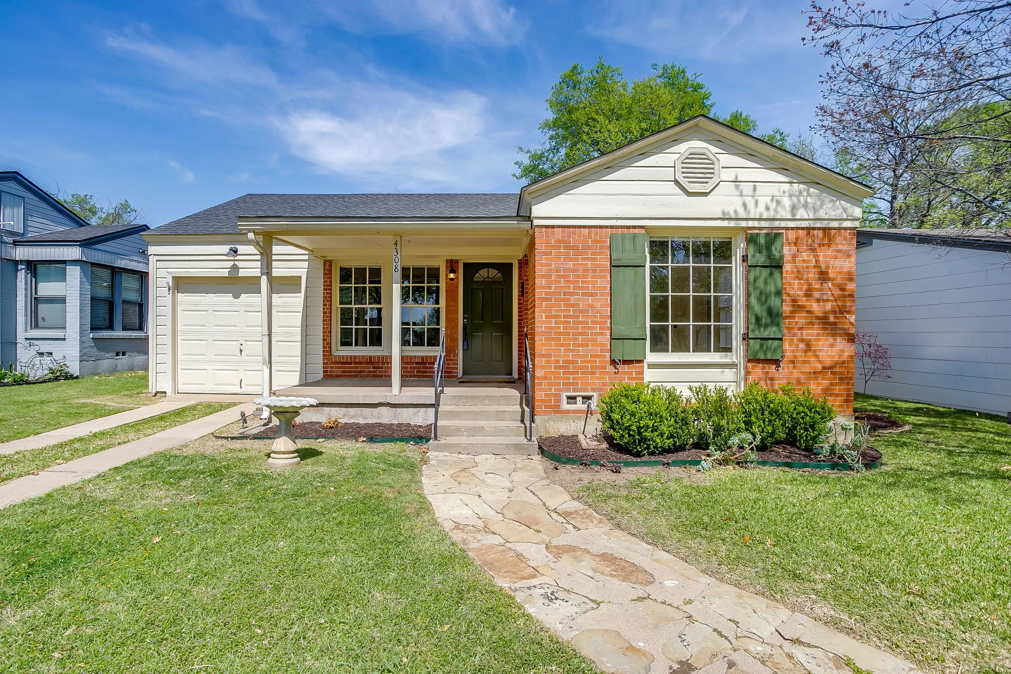 Single Family Residence For Sale in Tarrant County , 4308 Curzon Avenue, Fort Worth, Texas 76107, 2 Bedroom, 1 Bathroom, 1 Garage spaces, 895 Sqft, built in 1942, mls#21201604, Real Estate Agent in Fort Worth, Homes For Sale in Tarrant county, Homes For Sale in Fort Worth, Realtor in Fort Worth Texas, Real Estate Brokerage Independent Realty Texas, Luminita Cordes Realtor