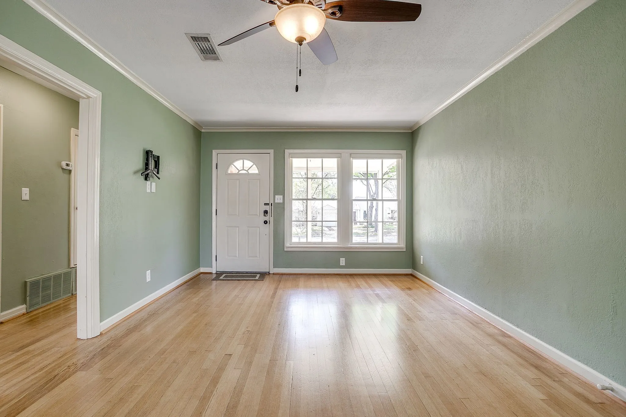 Single Family Residence For Sale in Tarrant County , 4308 Curzon Avenue, Fort Worth, Texas 76107, 2 Bedroom, 1 Bathroom, 1 Garage spaces, 895 Sqft, built in 1942, mls#21201604, Real Estate Agent in Fort Worth, Homes For Sale in Tarrant county, Homes For Sale in Fort Worth, Realtor in Fort Worth Texas, Real Estate Brokerage Independent Realty Texas, Luminita Cordes Realtor