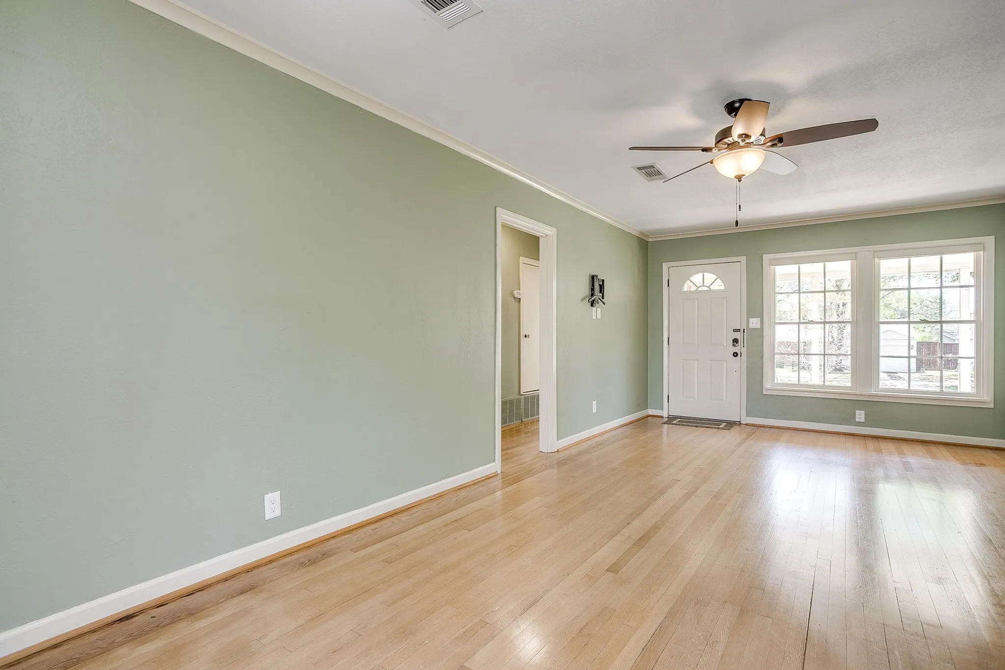 Single Family Residence For Sale in Tarrant County , 4308 Curzon Avenue, Fort Worth, Texas 76107, 2 Bedroom, 1 Bathroom, 1 Garage spaces, 895 Sqft, built in 1942, mls#21201604, Real Estate Agent in Fort Worth, Homes For Sale in Tarrant county, Homes For Sale in Fort Worth, Realtor in Fort Worth Texas, Real Estate Brokerage Independent Realty Texas, Luminita Cordes Realtor