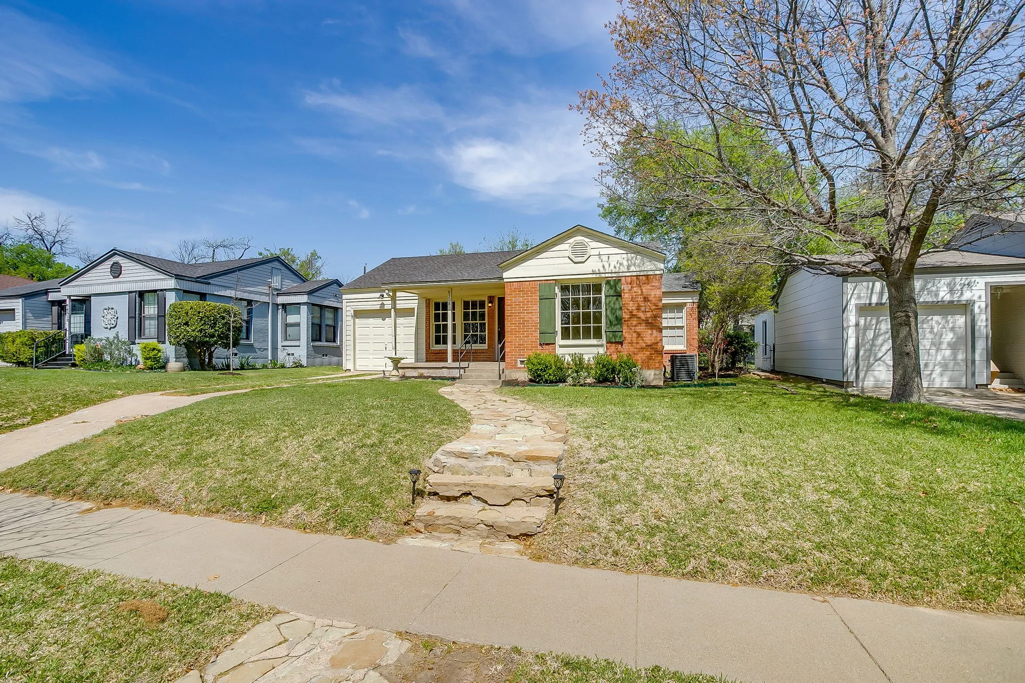 Single Family Residence For Sale in Tarrant County , 4308 Curzon Avenue, Fort Worth, Texas 76107, 2 Bedroom, 1 Bathroom, 1 Garage spaces, 895 Sqft, built in 1942, mls#21201604, Real Estate Agent in Fort Worth, Homes For Sale in Tarrant county, Homes For Sale in Fort Worth, Realtor in Fort Worth Texas, Real Estate Brokerage Independent Realty Texas, Luminita Cordes Realtor