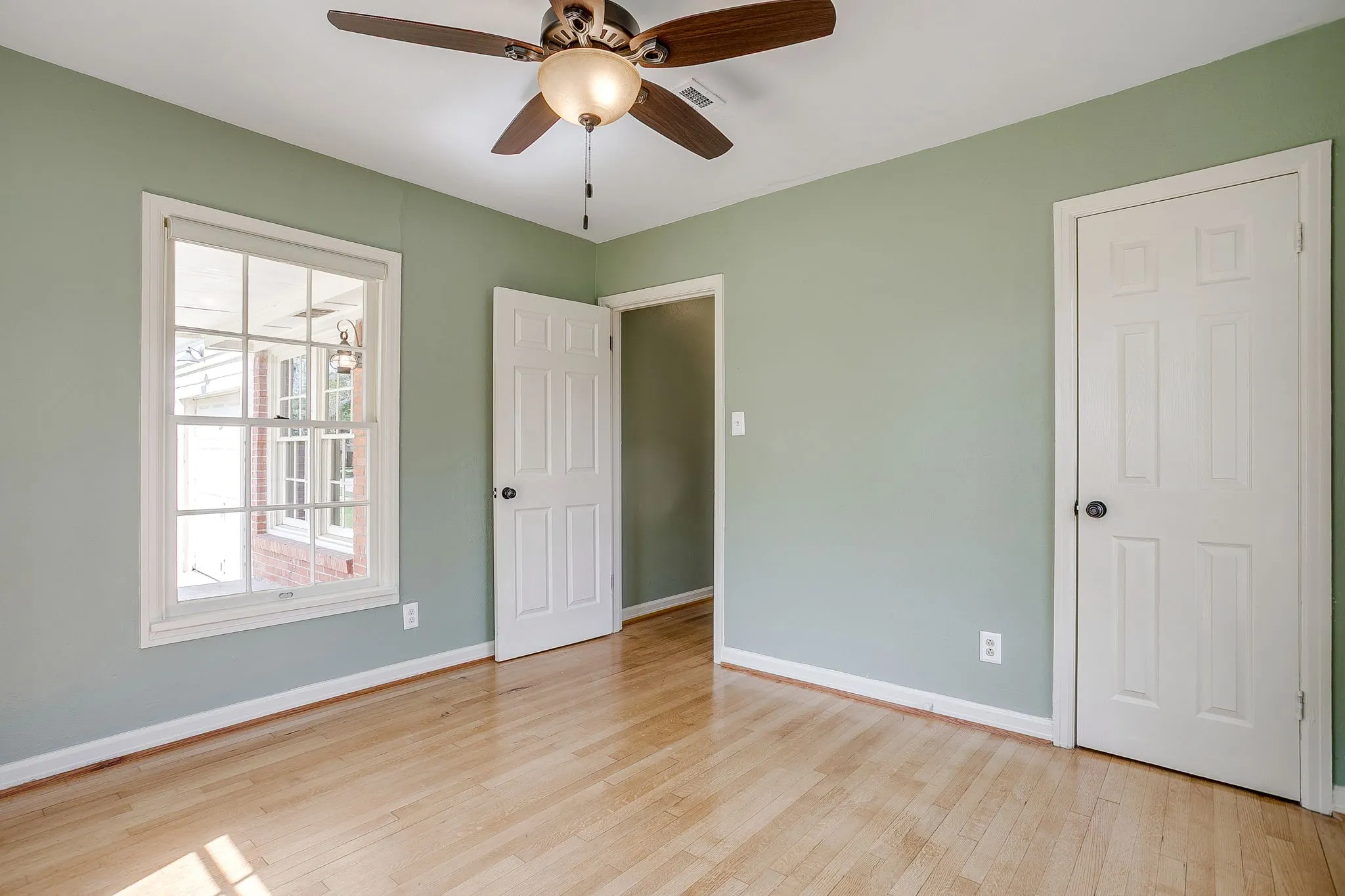 Single Family Residence For Sale in Tarrant County , 4308 Curzon Avenue, Fort Worth, Texas 76107, 2 Bedroom, 1 Bathroom, 1 Garage spaces, 895 Sqft, built in 1942, mls#21201604, Real Estate Agent in Fort Worth, Homes For Sale in Tarrant county, Homes For Sale in Fort Worth, Realtor in Fort Worth Texas, Real Estate Brokerage Independent Realty Texas, Luminita Cordes Realtor