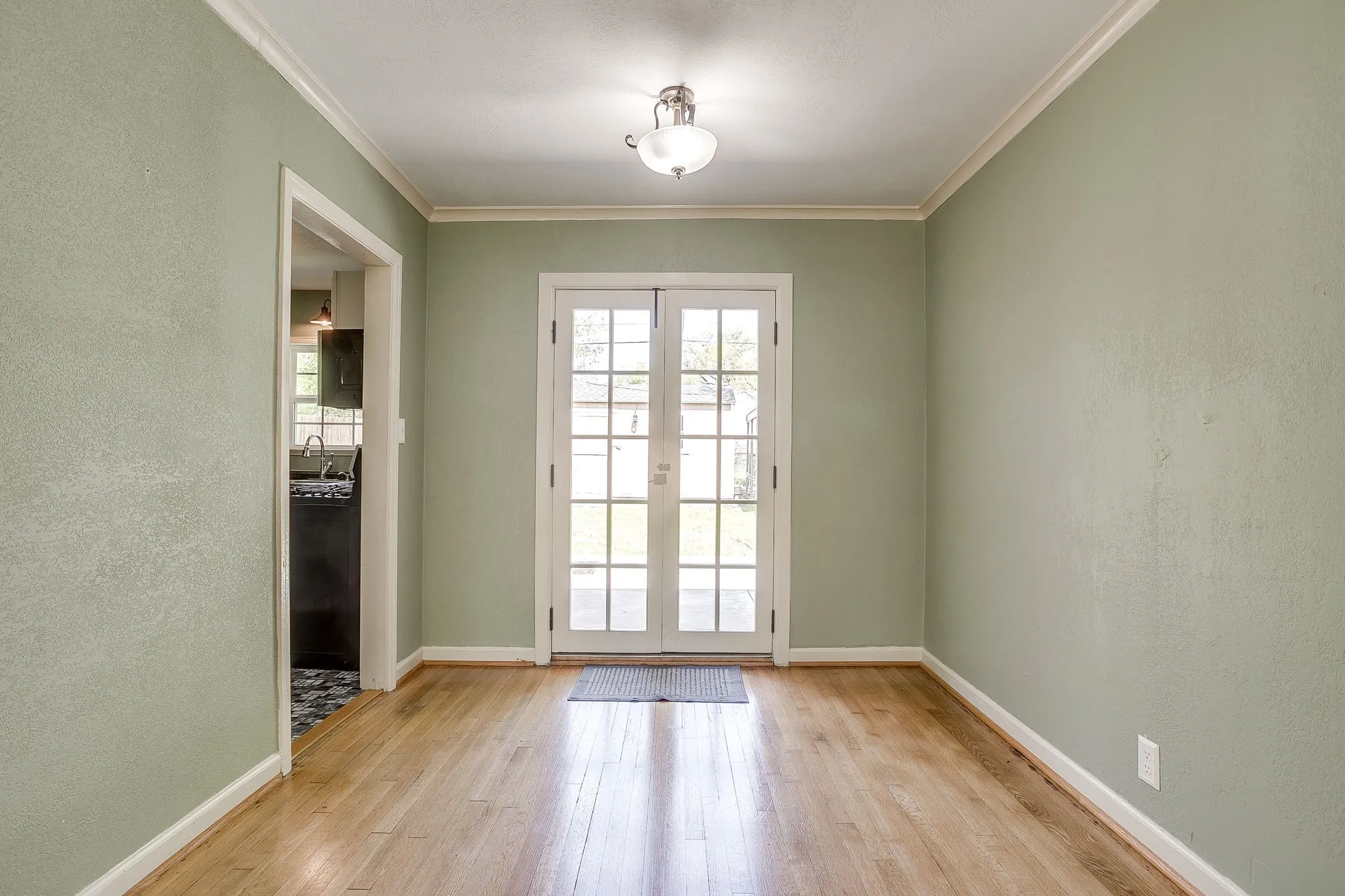 Single Family Residence For Sale in Tarrant County , 4308 Curzon Avenue, Fort Worth, Texas 76107, 2 Bedroom, 1 Bathroom, 1 Garage spaces, 895 Sqft, built in 1942, mls#21201604, Real Estate Agent in Fort Worth, Homes For Sale in Tarrant county, Homes For Sale in Fort Worth, Realtor in Fort Worth Texas, Real Estate Brokerage Independent Realty Texas, Luminita Cordes Realtor