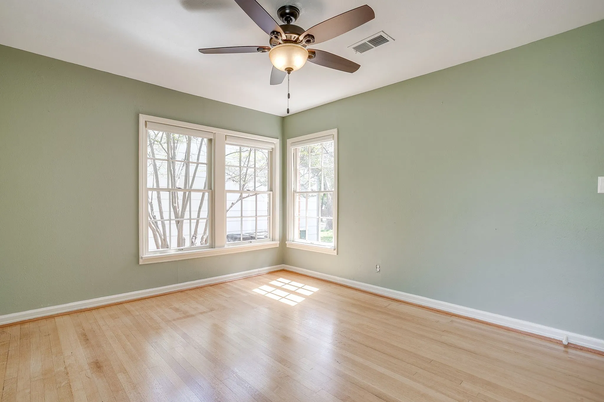 Single Family Residence For Sale in Tarrant County , 4308 Curzon Avenue, Fort Worth, Texas 76107, 2 Bedroom, 1 Bathroom, 1 Garage spaces, 895 Sqft, built in 1942, mls#21201604, Real Estate Agent in Fort Worth, Homes For Sale in Tarrant county, Homes For Sale in Fort Worth, Realtor in Fort Worth Texas, Real Estate Brokerage Independent Realty Texas, Luminita Cordes Realtor