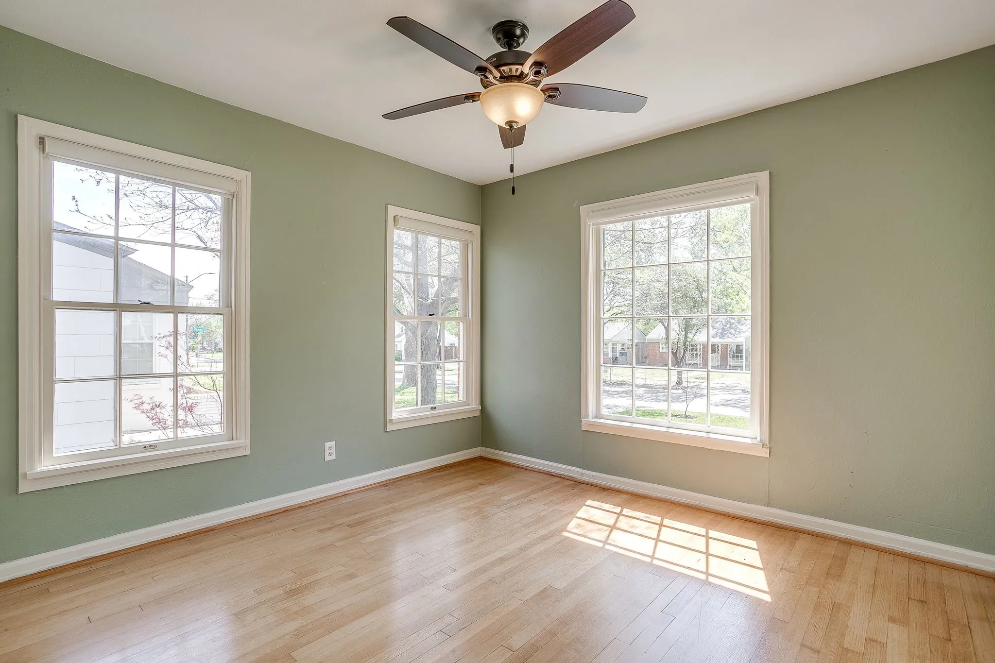 Single Family Residence For Sale in Tarrant County , 4308 Curzon Avenue, Fort Worth, Texas 76107, 2 Bedroom, 1 Bathroom, 1 Garage spaces, 895 Sqft, built in 1942, mls#21201604, Real Estate Agent in Fort Worth, Homes For Sale in Tarrant county, Homes For Sale in Fort Worth, Realtor in Fort Worth Texas, Real Estate Brokerage Independent Realty Texas, Luminita Cordes Realtor