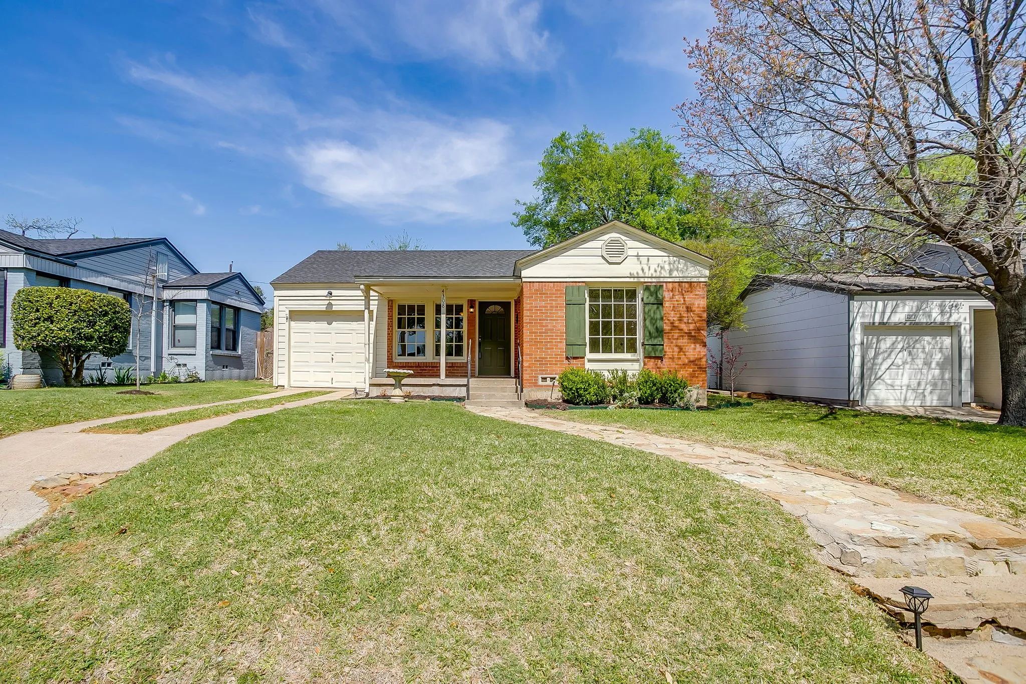 Single Family Residence For Sale in Tarrant County , 4308 Curzon Avenue, Fort Worth, Texas 76107, 2 Bedroom, 1 Bathroom, 1 Garage spaces, 895 Sqft, built in 1942, mls#21201604, Real Estate Agent in Fort Worth, Homes For Sale in Tarrant county, Homes For Sale in Fort Worth, Realtor in Fort Worth Texas, Real Estate Brokerage Independent Realty Texas, Luminita Cordes Realtor