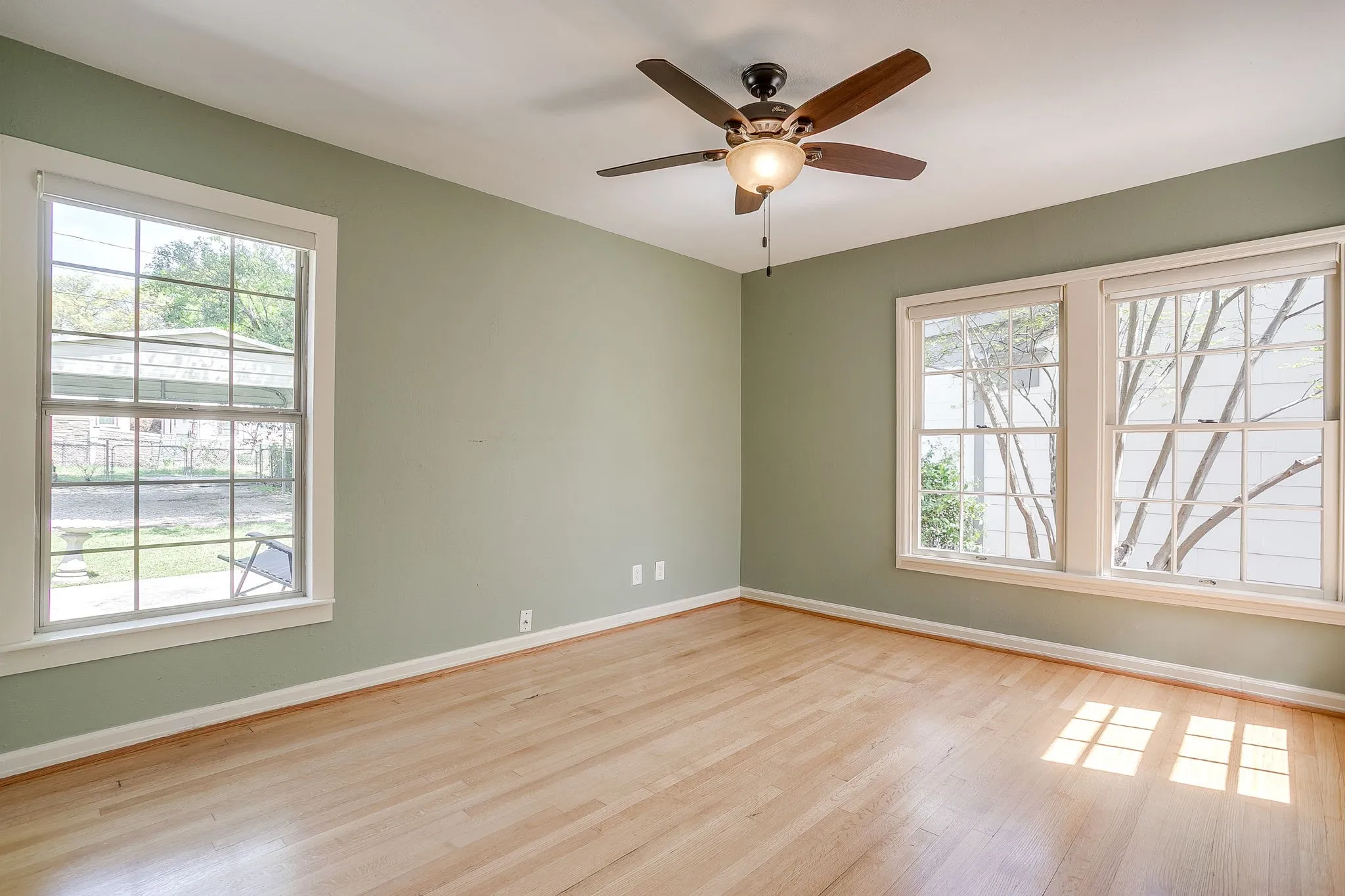 Single Family Residence For Sale in Tarrant County , 4308 Curzon Avenue, Fort Worth, Texas 76107, 2 Bedroom, 1 Bathroom, 1 Garage spaces, 895 Sqft, built in 1942, mls#21201604, Real Estate Agent in Fort Worth, Homes For Sale in Tarrant county, Homes For Sale in Fort Worth, Realtor in Fort Worth Texas, Real Estate Brokerage Independent Realty Texas, Luminita Cordes Realtor