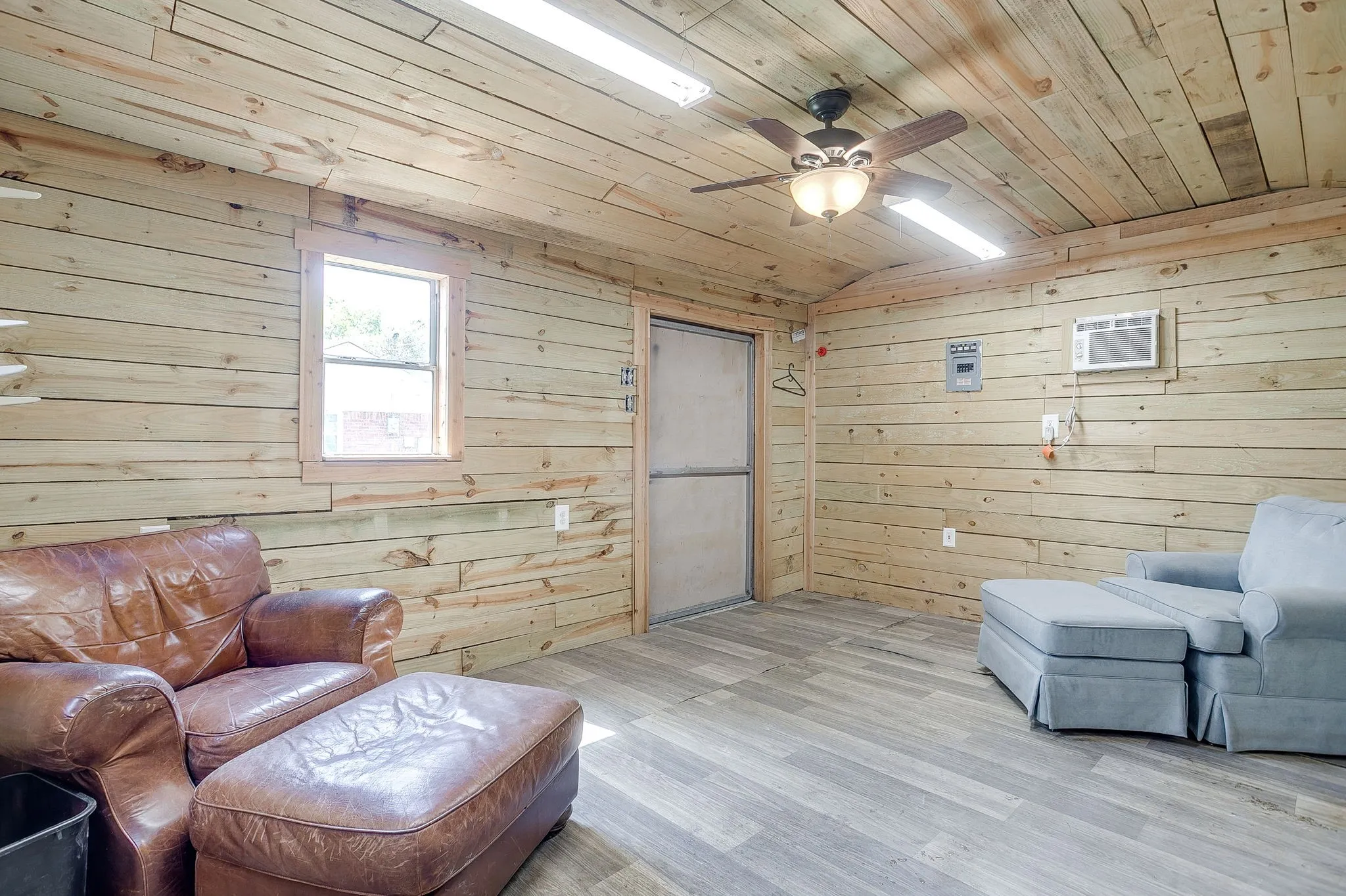 Single Family Residence For Sale in Tarrant County , 4308 Curzon Avenue, Fort Worth, Texas 76107, 2 Bedroom, 1 Bathroom, 1 Garage spaces, 895 Sqft, built in 1942, mls#21201604, Real Estate Agent in Fort Worth, Homes For Sale in Tarrant county, Homes For Sale in Fort Worth, Realtor in Fort Worth Texas, Real Estate Brokerage Independent Realty Texas, Luminita Cordes Realtor