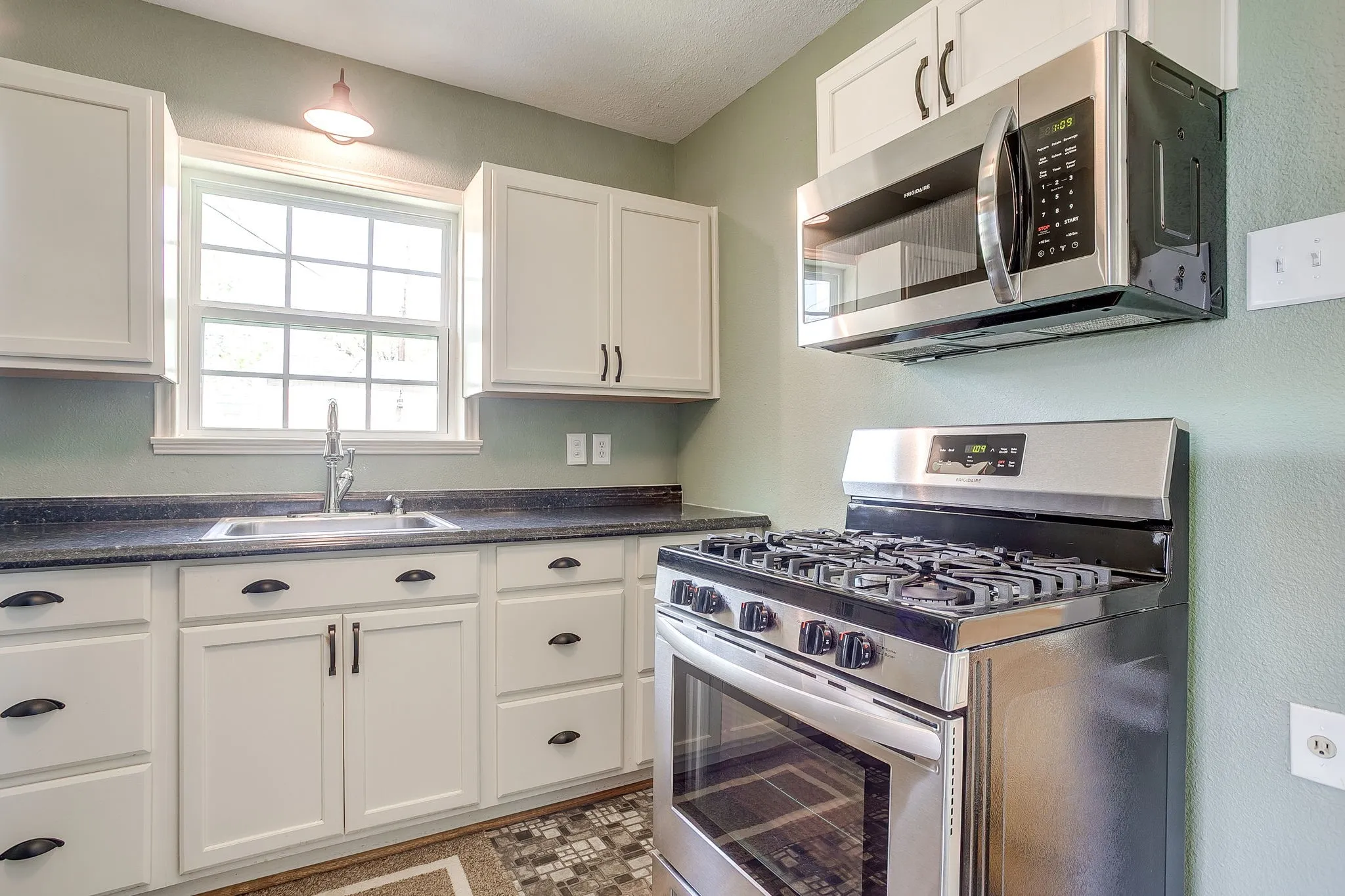 Single Family Residence For Sale in Tarrant County , 4308 Curzon Avenue, Fort Worth, Texas 76107, 2 Bedroom, 1 Bathroom, 1 Garage spaces, 895 Sqft, built in 1942, mls#21201604, Real Estate Agent in Fort Worth, Homes For Sale in Tarrant county, Homes For Sale in Fort Worth, Realtor in Fort Worth Texas, Real Estate Brokerage Independent Realty Texas, Luminita Cordes Realtor