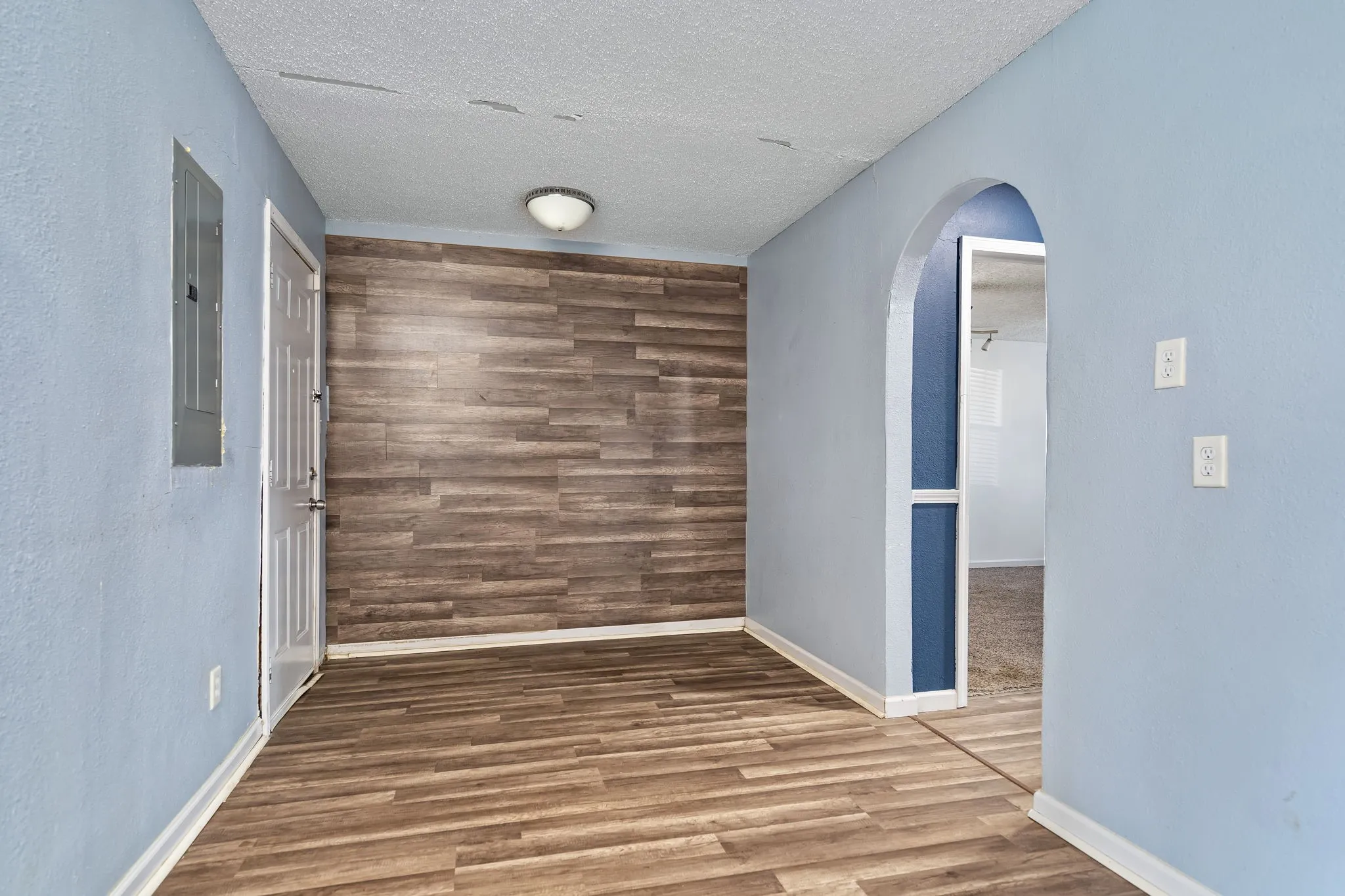 Single Family Residence For Sale in Tarrant County , 3912 Killian Street, Fort Worth, Texas 76119, 3 Bedroom, 1 Bathroom, Garage spaces, 1,150 Sqft, built in 1953, Preowned, mls#21214007, Real Estate Agent in Fort Worth, Homes For Sale in Tarrant county, Homes For Sale in Fort Worth, Realtor in Fort Worth Texas, Real Estate Brokerage Independent Realty Texas, Luminita Cordes Realtor