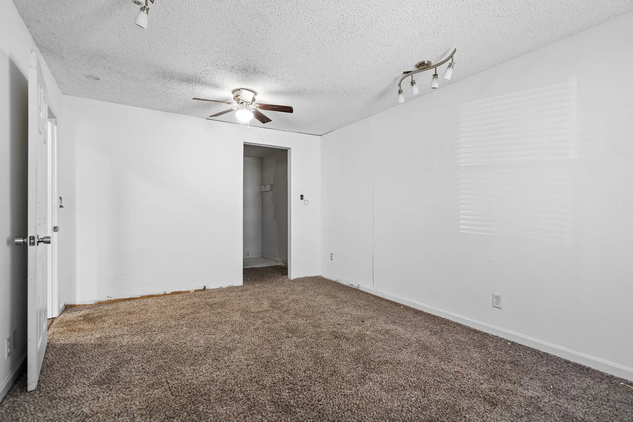 Single Family Residence For Sale in Tarrant County , 3912 Killian Street, Fort Worth, Texas 76119, 3 Bedroom, 1 Bathroom, Garage spaces, 1,150 Sqft, built in 1953, Preowned, mls#21214007, Real Estate Agent in Fort Worth, Homes For Sale in Tarrant county, Homes For Sale in Fort Worth, Realtor in Fort Worth Texas, Real Estate Brokerage Independent Realty Texas, Luminita Cordes Realtor