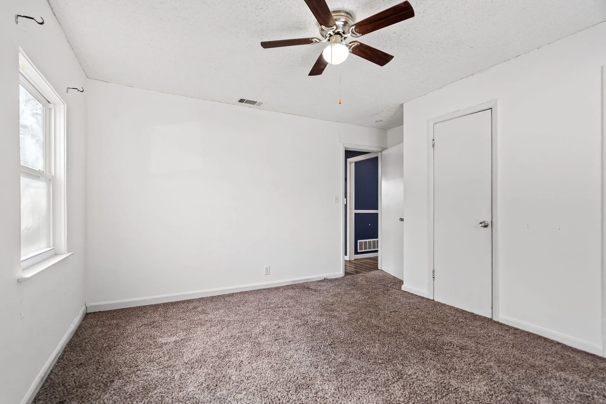 Single Family Residence For Sale in Tarrant County , 3912 Killian Street, Fort Worth, Texas 76119, 3 Bedroom, 1 Bathroom, Garage spaces, 1,150 Sqft, built in 1953, Preowned, mls#21214007, Real Estate Agent in Fort Worth, Homes For Sale in Tarrant county, Homes For Sale in Fort Worth, Realtor in Fort Worth Texas, Real Estate Brokerage Independent Realty Texas, Luminita Cordes Realtor