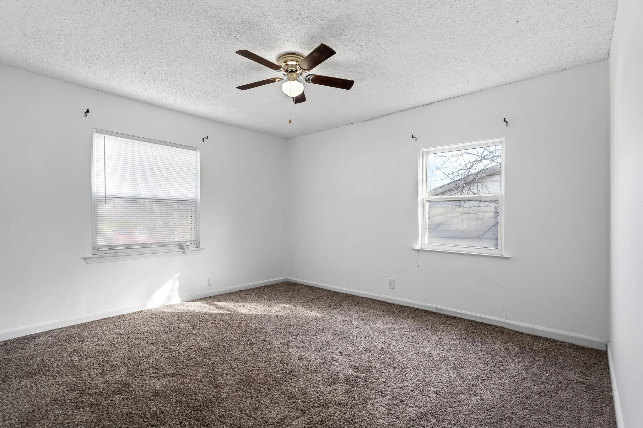 Single Family Residence For Sale in Tarrant County , 3912 Killian Street, Fort Worth, Texas 76119, 3 Bedroom, 1 Bathroom, Garage spaces, 1,150 Sqft, built in 1953, Preowned, mls#21214007, Real Estate Agent in Fort Worth, Homes For Sale in Tarrant county, Homes For Sale in Fort Worth, Realtor in Fort Worth Texas, Real Estate Brokerage Independent Realty Texas, Luminita Cordes Realtor