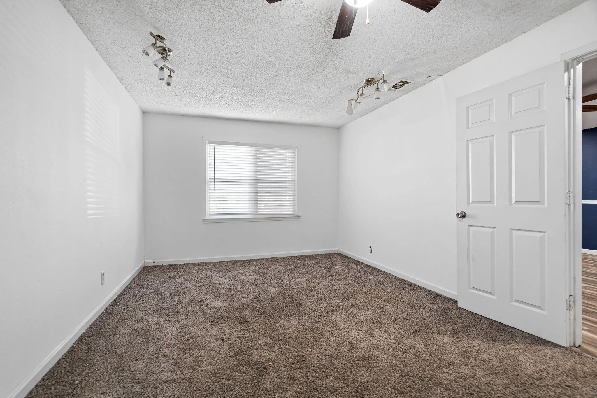 Single Family Residence For Sale in Tarrant County , 3912 Killian Street, Fort Worth, Texas 76119, 3 Bedroom, 1 Bathroom, Garage spaces, 1,150 Sqft, built in 1953, Preowned, mls#21214007, Real Estate Agent in Fort Worth, Homes For Sale in Tarrant county, Homes For Sale in Fort Worth, Realtor in Fort Worth Texas, Real Estate Brokerage Independent Realty Texas, Luminita Cordes Realtor