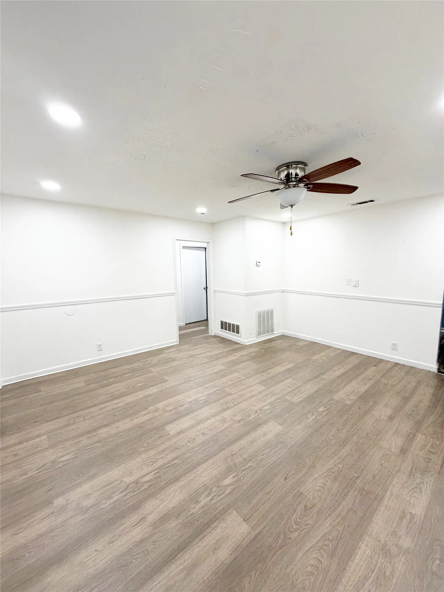 Single Family Residence For Sale in Tarrant County , 3912 Killian Street, Fort Worth, Texas 76119, 3 Bedroom, 1 Bathroom, Garage spaces, 1,150 Sqft, built in 1953, Preowned, mls#21214007, Real Estate Agent in Fort Worth, Homes For Sale in Tarrant county, Homes For Sale in Fort Worth, Realtor in Fort Worth Texas, Real Estate Brokerage Independent Realty Texas, Luminita Cordes Realtor