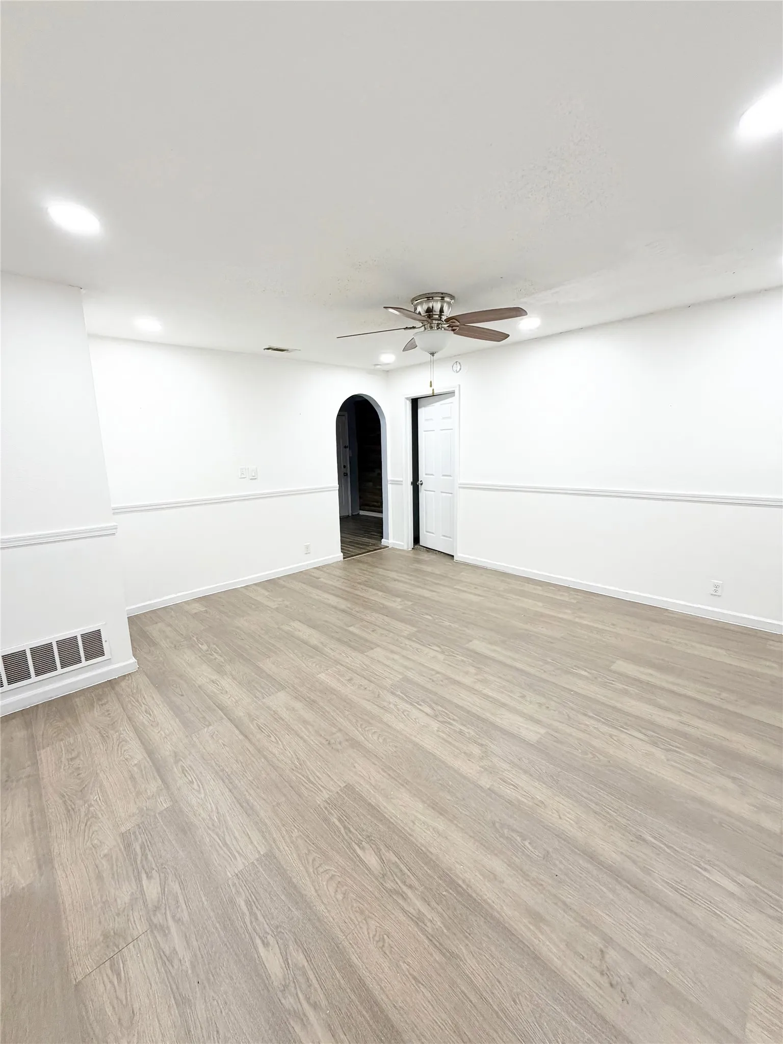 Single Family Residence For Sale in Tarrant County , 3912 Killian Street, Fort Worth, Texas 76119, 3 Bedroom, 1 Bathroom, Garage spaces, 1,150 Sqft, built in 1953, Preowned, mls#21214007, Real Estate Agent in Fort Worth, Homes For Sale in Tarrant county, Homes For Sale in Fort Worth, Realtor in Fort Worth Texas, Real Estate Brokerage Independent Realty Texas, Luminita Cordes Realtor