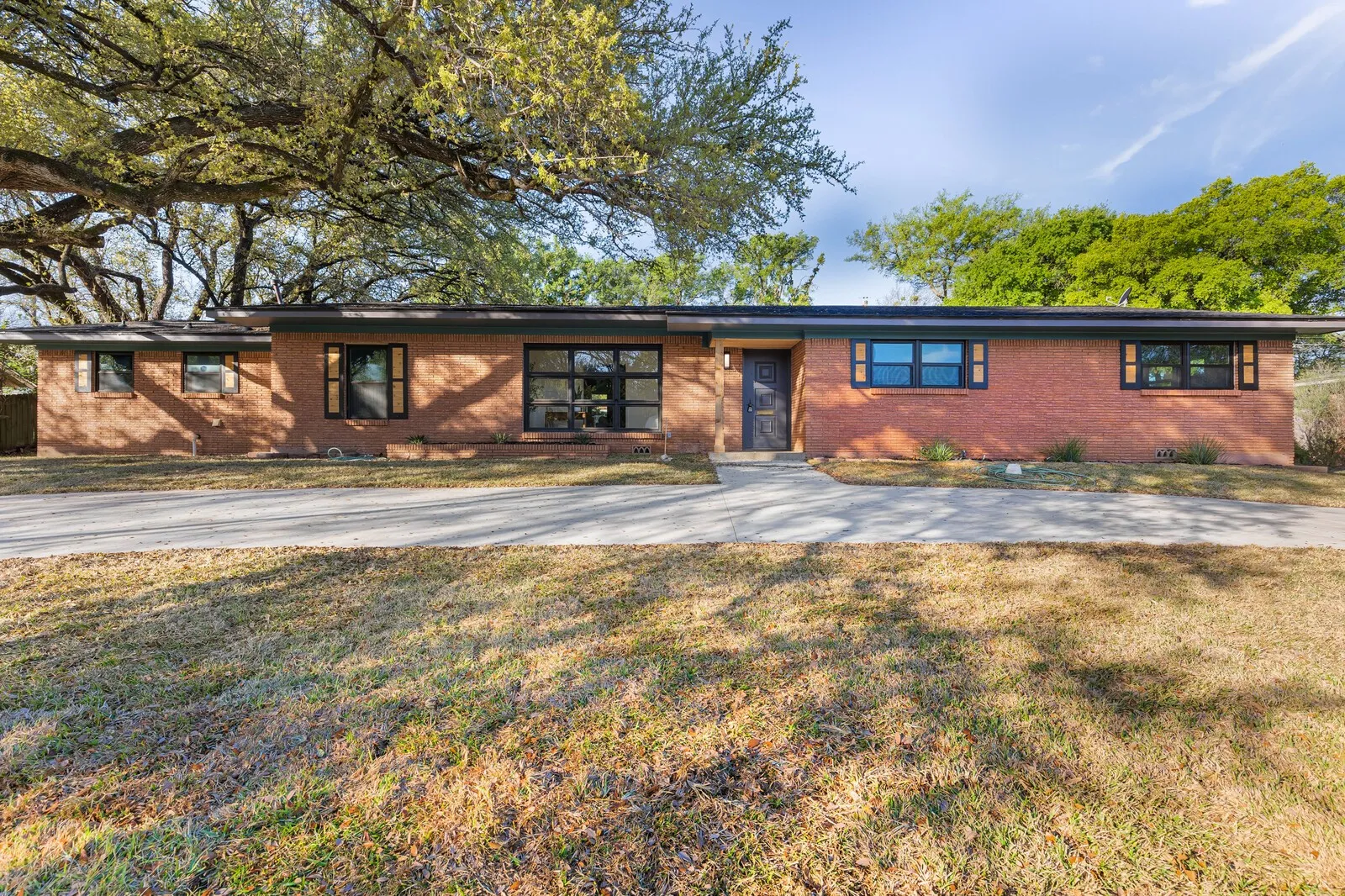 Single Family Residence For Sale in Mc Lennan County , 2324 Wooded Acres Drive, Waco, Texas 76710, 4 Bedroom, 3 Bathroom, Garage spaces, 2,921 Sqft, built in 1957, mls#21214946, Real Estate Agent in Waco, Homes For Sale in Mc Lennan county, Homes For Sale in Waco, Realtor in Waco Texas, Real Estate Brokerage Independent Realty Texas, Luminita Cordes Realtor