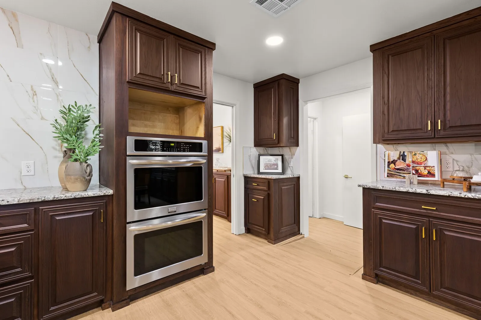 Single Family Residence For Sale in Mc Lennan County , 2324 Wooded Acres Drive, Waco, Texas 76710, 4 Bedroom, 3 Bathroom, Garage spaces, 2,921 Sqft, built in 1957, mls#21214946, Real Estate Agent in Waco, Homes For Sale in Mc Lennan county, Homes For Sale in Waco, Realtor in Waco Texas, Real Estate Brokerage Independent Realty Texas, Luminita Cordes Realtor