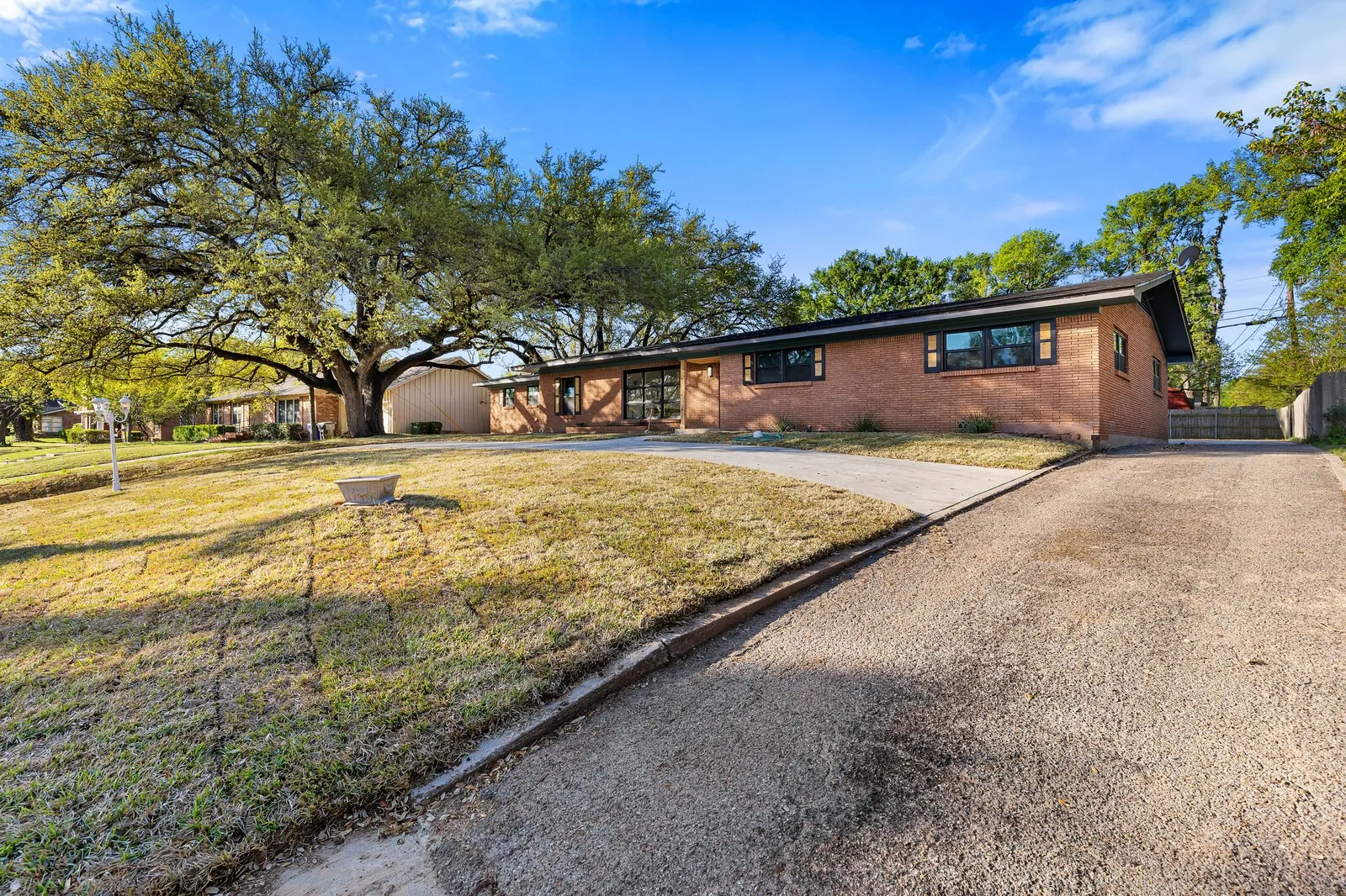 Single Family Residence For Sale in Mc Lennan County , 2324 Wooded Acres Drive, Waco, Texas 76710, 4 Bedroom, 3 Bathroom, Garage spaces, 2,921 Sqft, built in 1957, mls#21214946, Real Estate Agent in Waco, Homes For Sale in Mc Lennan county, Homes For Sale in Waco, Realtor in Waco Texas, Real Estate Brokerage Independent Realty Texas, Luminita Cordes Realtor