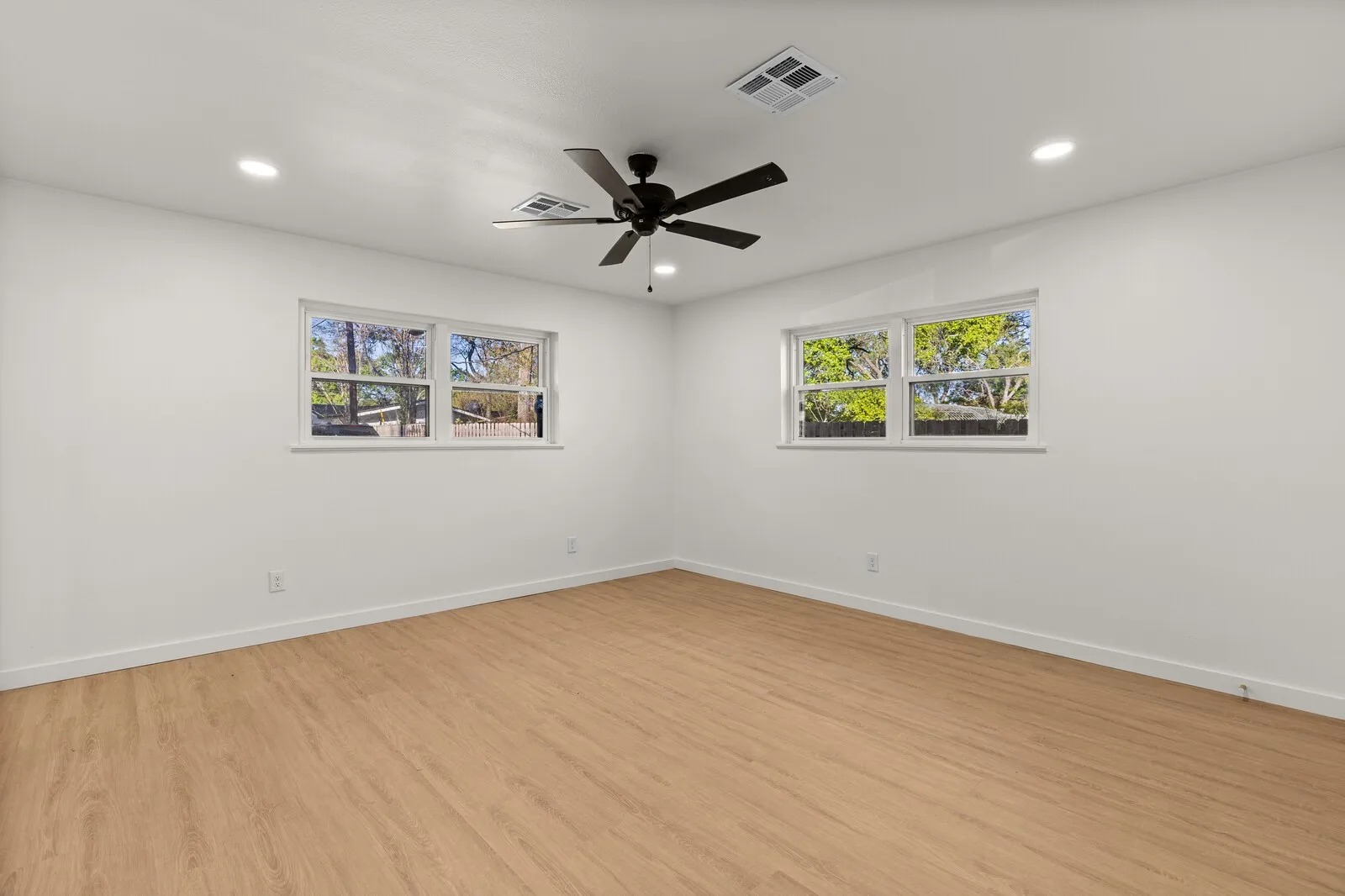Single Family Residence For Sale in Mc Lennan County , 2324 Wooded Acres Drive, Waco, Texas 76710, 4 Bedroom, 3 Bathroom, Garage spaces, 2,921 Sqft, built in 1957, mls#21214946, Real Estate Agent in Waco, Homes For Sale in Mc Lennan county, Homes For Sale in Waco, Realtor in Waco Texas, Real Estate Brokerage Independent Realty Texas, Luminita Cordes Realtor