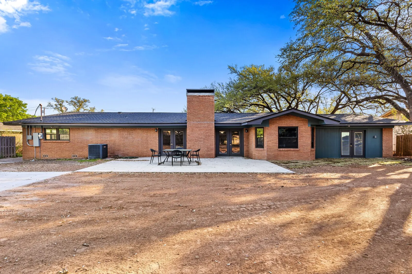 Single Family Residence For Sale in Mc Lennan County , 2324 Wooded Acres Drive, Waco, Texas 76710, 4 Bedroom, 3 Bathroom, Garage spaces, 2,921 Sqft, built in 1957, mls#21214946, Real Estate Agent in Waco, Homes For Sale in Mc Lennan county, Homes For Sale in Waco, Realtor in Waco Texas, Real Estate Brokerage Independent Realty Texas, Luminita Cordes Realtor