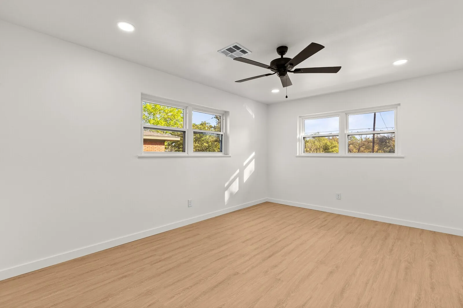 Single Family Residence For Sale in Mc Lennan County , 2324 Wooded Acres Drive, Waco, Texas 76710, 4 Bedroom, 3 Bathroom, Garage spaces, 2,921 Sqft, built in 1957, mls#21214946, Real Estate Agent in Waco, Homes For Sale in Mc Lennan county, Homes For Sale in Waco, Realtor in Waco Texas, Real Estate Brokerage Independent Realty Texas, Luminita Cordes Realtor