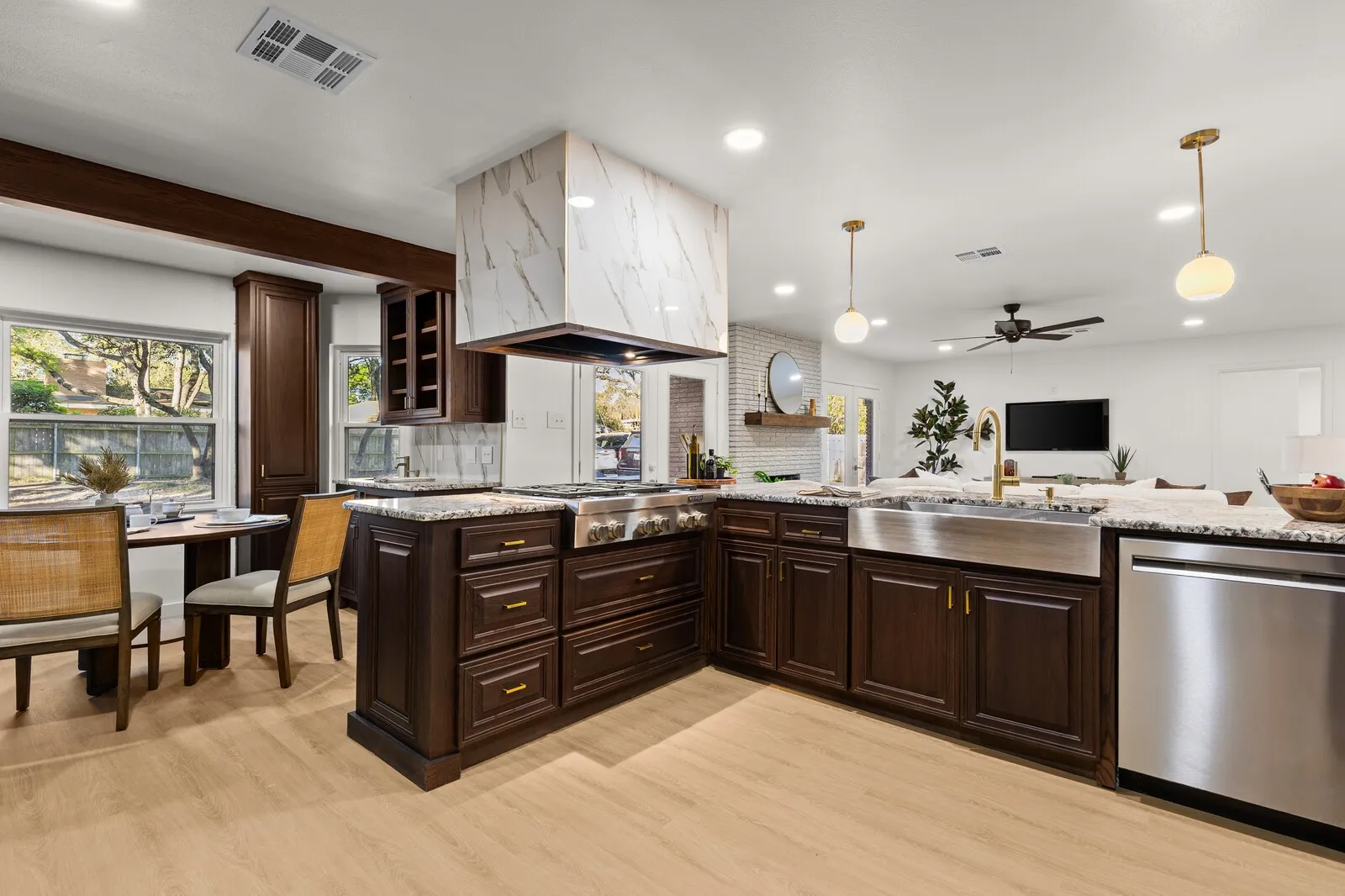 Single Family Residence For Sale in Mc Lennan County , 2324 Wooded Acres Drive, Waco, Texas 76710, 4 Bedroom, 3 Bathroom, Garage spaces, 2,921 Sqft, built in 1957, mls#21214946, Real Estate Agent in Waco, Homes For Sale in Mc Lennan county, Homes For Sale in Waco, Realtor in Waco Texas, Real Estate Brokerage Independent Realty Texas, Luminita Cordes Realtor