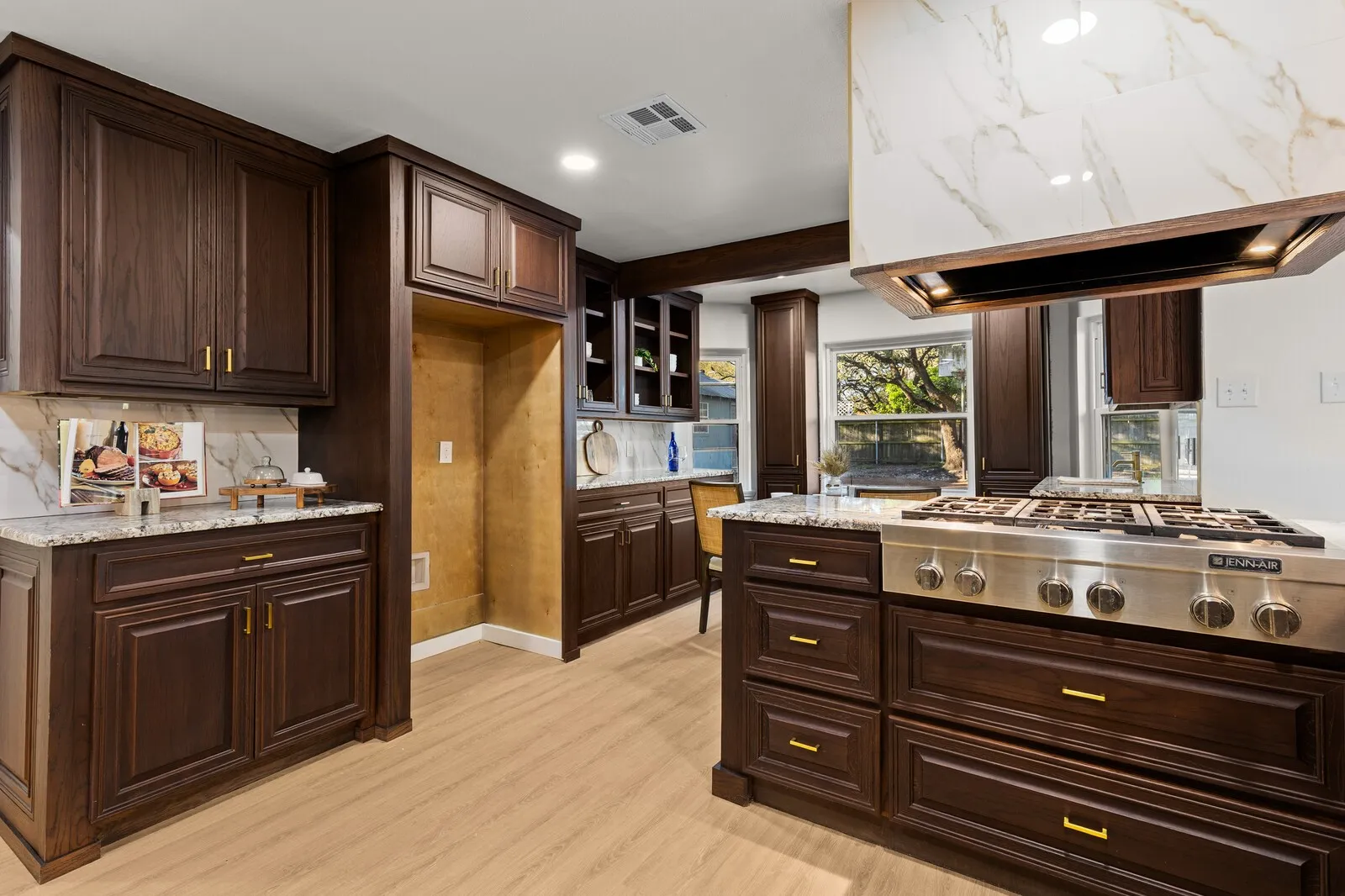Single Family Residence For Sale in Mc Lennan County , 2324 Wooded Acres Drive, Waco, Texas 76710, 4 Bedroom, 3 Bathroom, Garage spaces, 2,921 Sqft, built in 1957, mls#21214946, Real Estate Agent in Waco, Homes For Sale in Mc Lennan county, Homes For Sale in Waco, Realtor in Waco Texas, Real Estate Brokerage Independent Realty Texas, Luminita Cordes Realtor