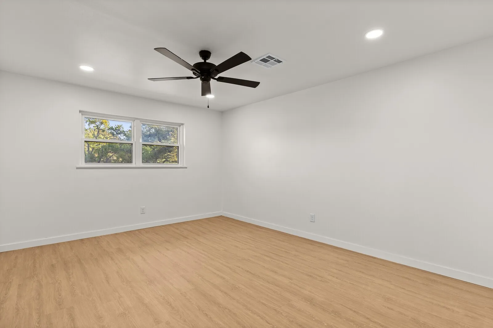 Single Family Residence For Sale in Mc Lennan County , 2324 Wooded Acres Drive, Waco, Texas 76710, 4 Bedroom, 3 Bathroom, Garage spaces, 2,921 Sqft, built in 1957, mls#21214946, Real Estate Agent in Waco, Homes For Sale in Mc Lennan county, Homes For Sale in Waco, Realtor in Waco Texas, Real Estate Brokerage Independent Realty Texas, Luminita Cordes Realtor
