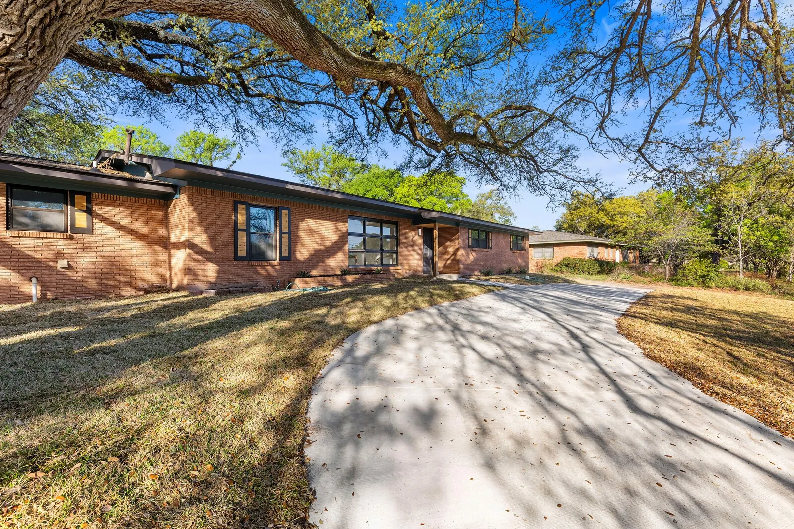 Single Family Residence For Sale in Mc Lennan County , 2324 Wooded Acres Drive, Waco, Texas 76710, 4 Bedroom, 3 Bathroom, Garage spaces, 2,921 Sqft, built in 1957, mls#21214946, Real Estate Agent in Waco, Homes For Sale in Mc Lennan county, Homes For Sale in Waco, Realtor in Waco Texas, Real Estate Brokerage Independent Realty Texas, Luminita Cordes Realtor