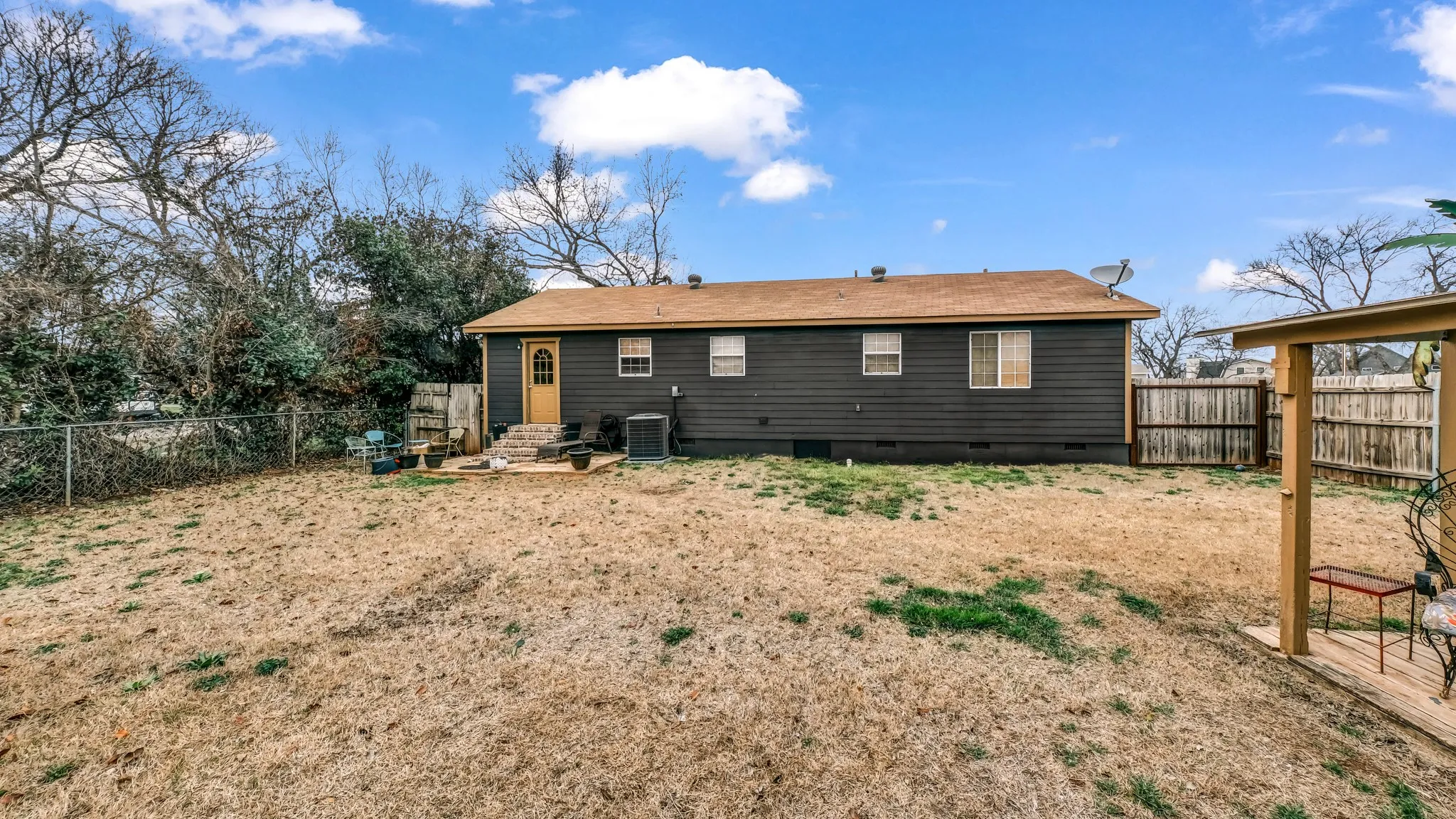 Single Family Residence For Sale in Parker County , 344 Hillcroft Drive, Weatherford, Texas 76087, 4 Bedroom, 2 Bathroom, Garage spaces, 1,152 Sqft, built in 1997, mls#21217802, Real Estate Agent in Weatherford, Homes For Sale in Parker county, Homes For Sale in Weatherford, Realtor in Weatherford Texas, Real Estate Brokerage Independent Realty Texas, Luminita Cordes Realtor
